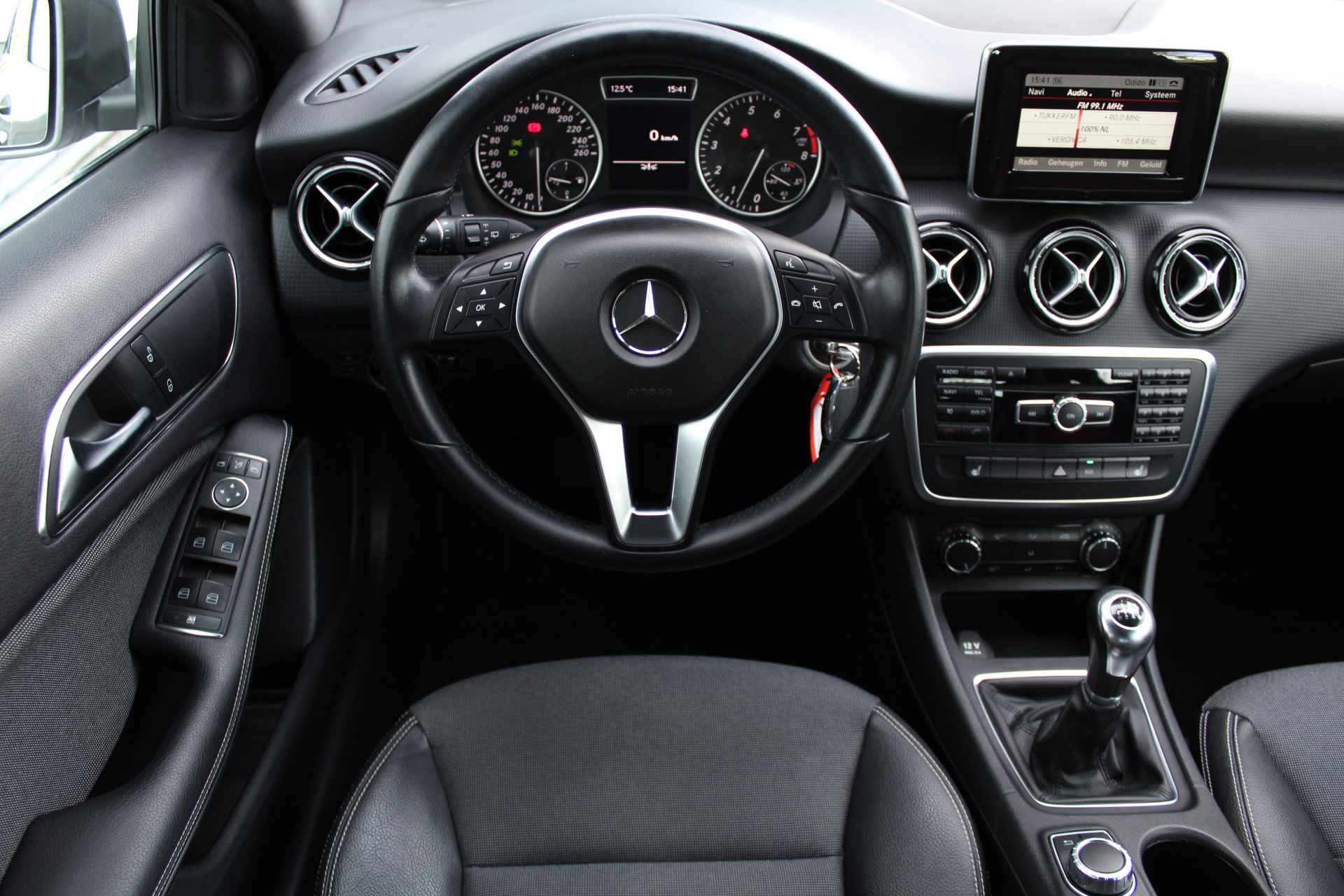 Mercedes-Benz A-Klasse 180 | Incl. 1 jaar Garantie | Navigatie | Airco | Stoelverwarming | Trekhaak afneembaar | Zwarte hemelbekleding | 16 Inch LMV | Centrale vergrendeling met afstandsbediening | Half lederen bekleding | - 21/49