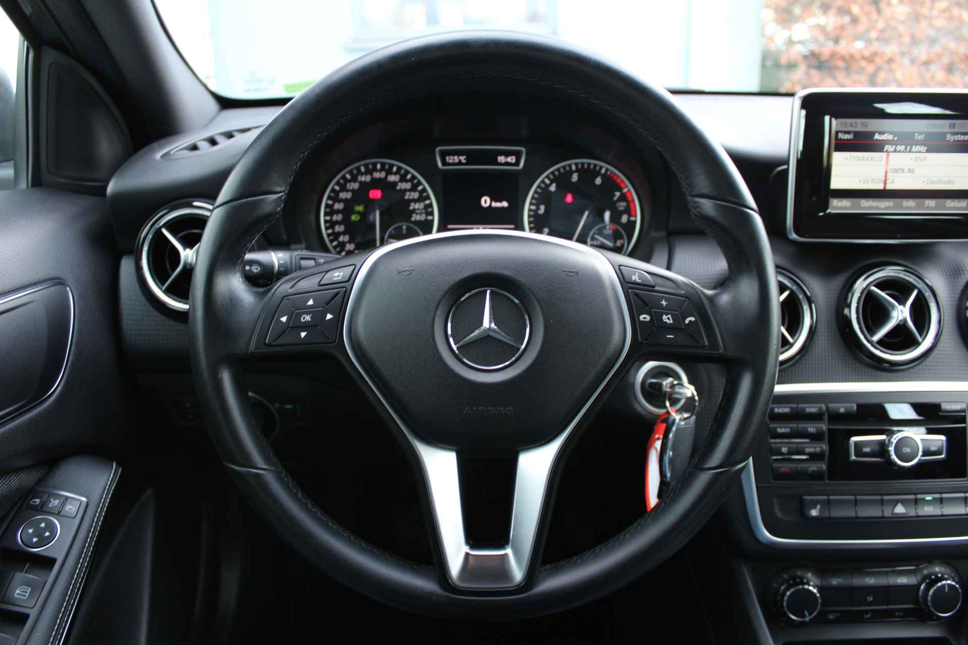 Mercedes-Benz A-Klasse 180 | Incl. 1 jaar Garantie | Navigatie | Airco | Stoelverwarming | Trekhaak afneembaar | Zwarte hemelbekleding | 16 Inch LMV | Centrale vergrendeling met afstandsbediening | Half lederen bekleding | - 32/49
