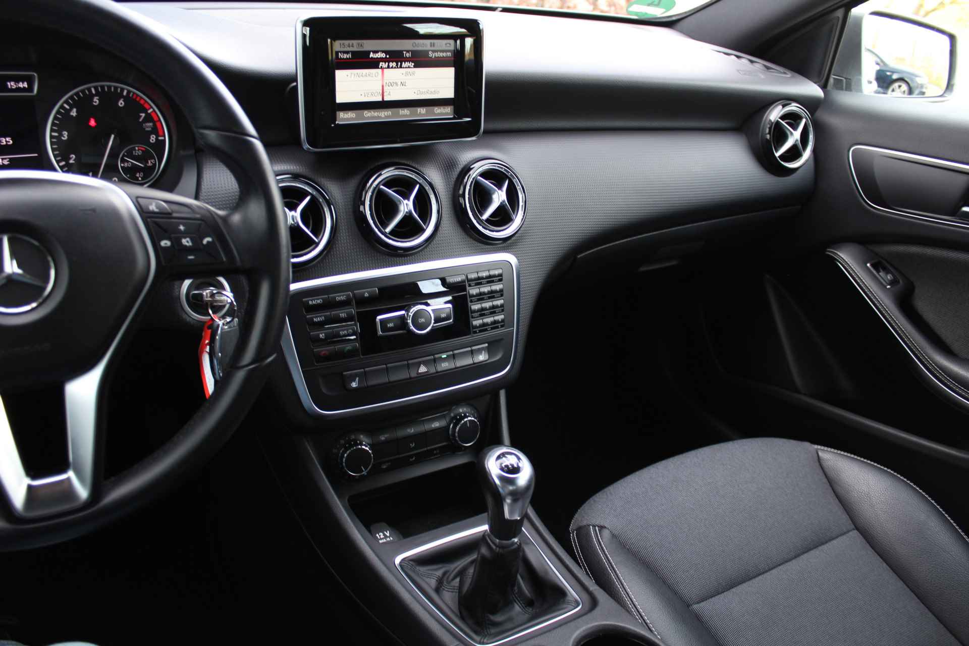 Mercedes-Benz A-Klasse 180 | Incl. 1 jaar Garantie | Navigatie | Airco | Stoelverwarming | Trekhaak afneembaar | Zwarte hemelbekleding | 16 Inch LMV | Centrale vergrendeling met afstandsbediening | Half lederen bekleding | - 36/49