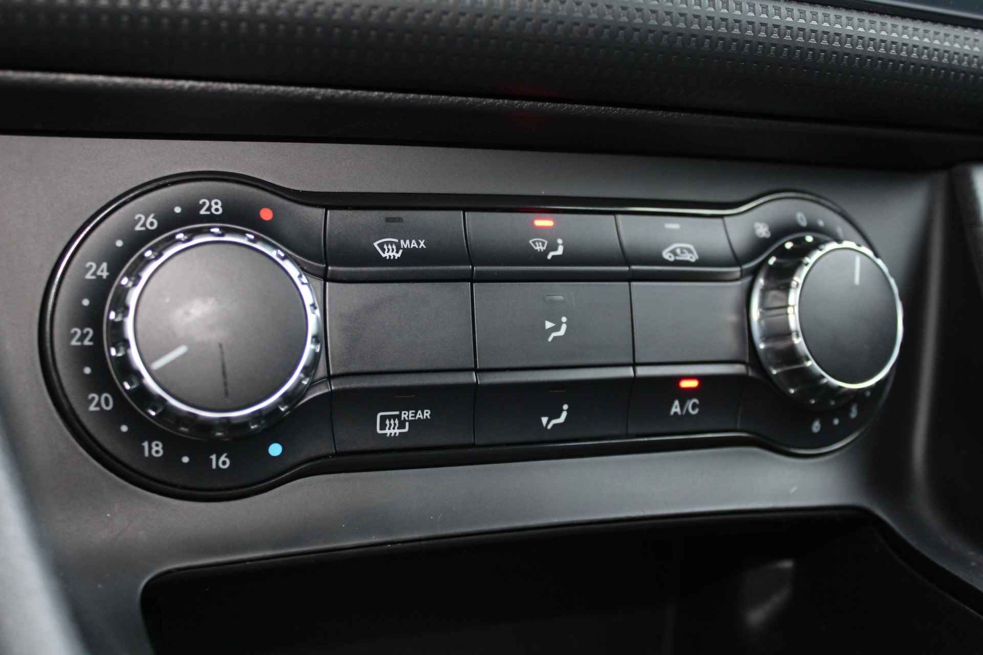 Mercedes-Benz A-Klasse 180 | Incl. 1 jaar Garantie | Navigatie | Airco | Stoelverwarming | Trekhaak afneembaar | Zwarte hemelbekleding | 16 Inch LMV | Centrale vergrendeling met afstandsbediening | Half lederen bekleding | - 41/49