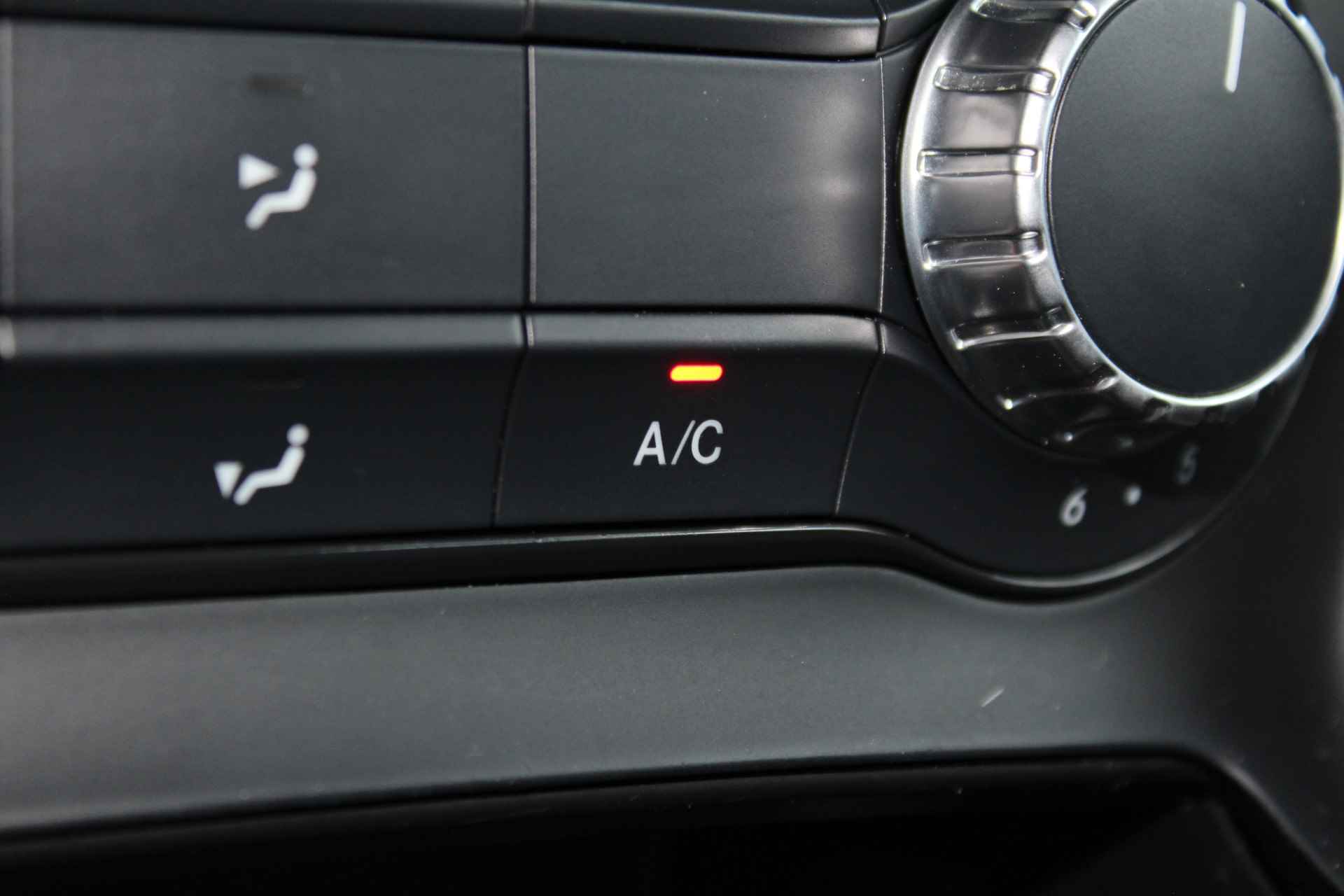 Mercedes-Benz A-Klasse 180 | Incl. 1 jaar Garantie | Navigatie | Airco | Stoelverwarming | Trekhaak afneembaar | Zwarte hemelbekleding | 16 Inch LMV | Centrale vergrendeling met afstandsbediening | Half lederen bekleding | - 42/49