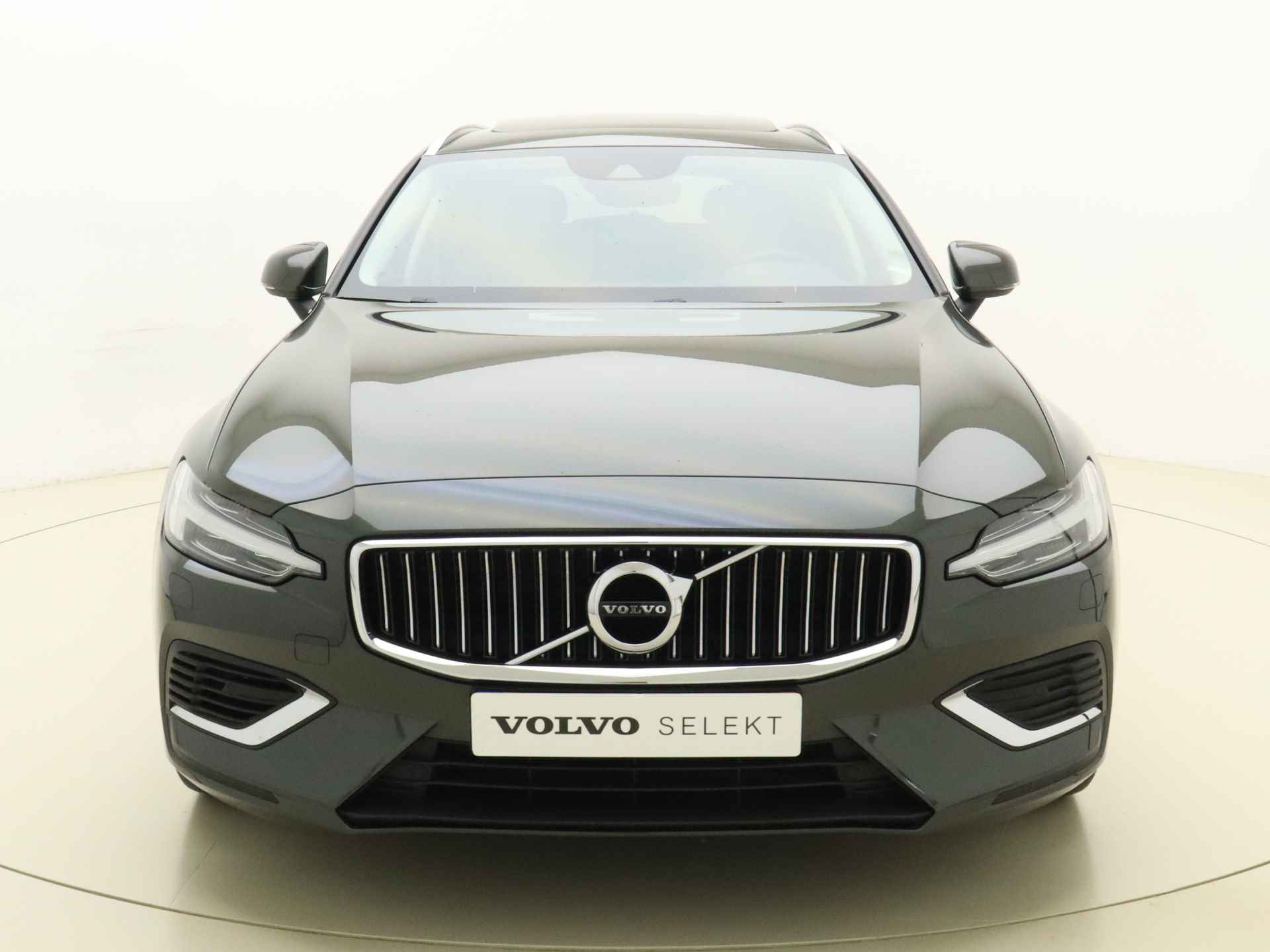 Volvo V60 T6 340pk Recharge AWD Inscription / Elektr. Stoelen / 19'' / Panoramadak / Trekhaak / Full-LED / PDC + Camera / ACC / Stoel + Stuurw. Verwarming / DAB / - 4/45