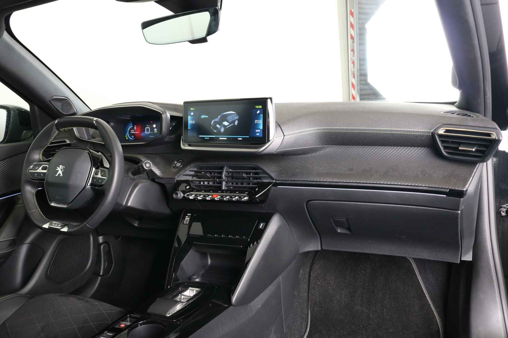 Peugeot e-2008 EV 50 kWh 136 pk GT | Navi | Camera | Adapt. cruise | Panodak | Leder/alcantara massage | Stoelverw. | - 17/56