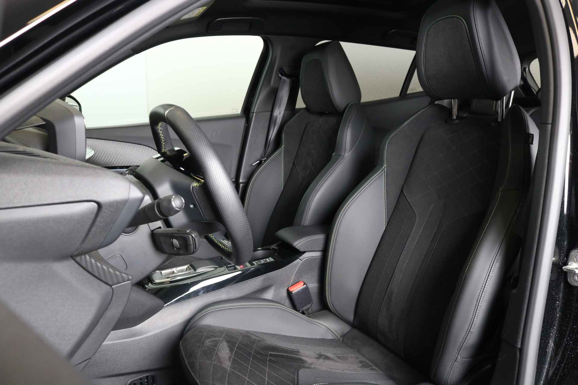 Peugeot e-2008 EV 50 kWh 136 pk GT | Navi | Camera | Adapt. cruise | Panodak | Leder/alcantara massage | Stoelverw. | - 19/56
