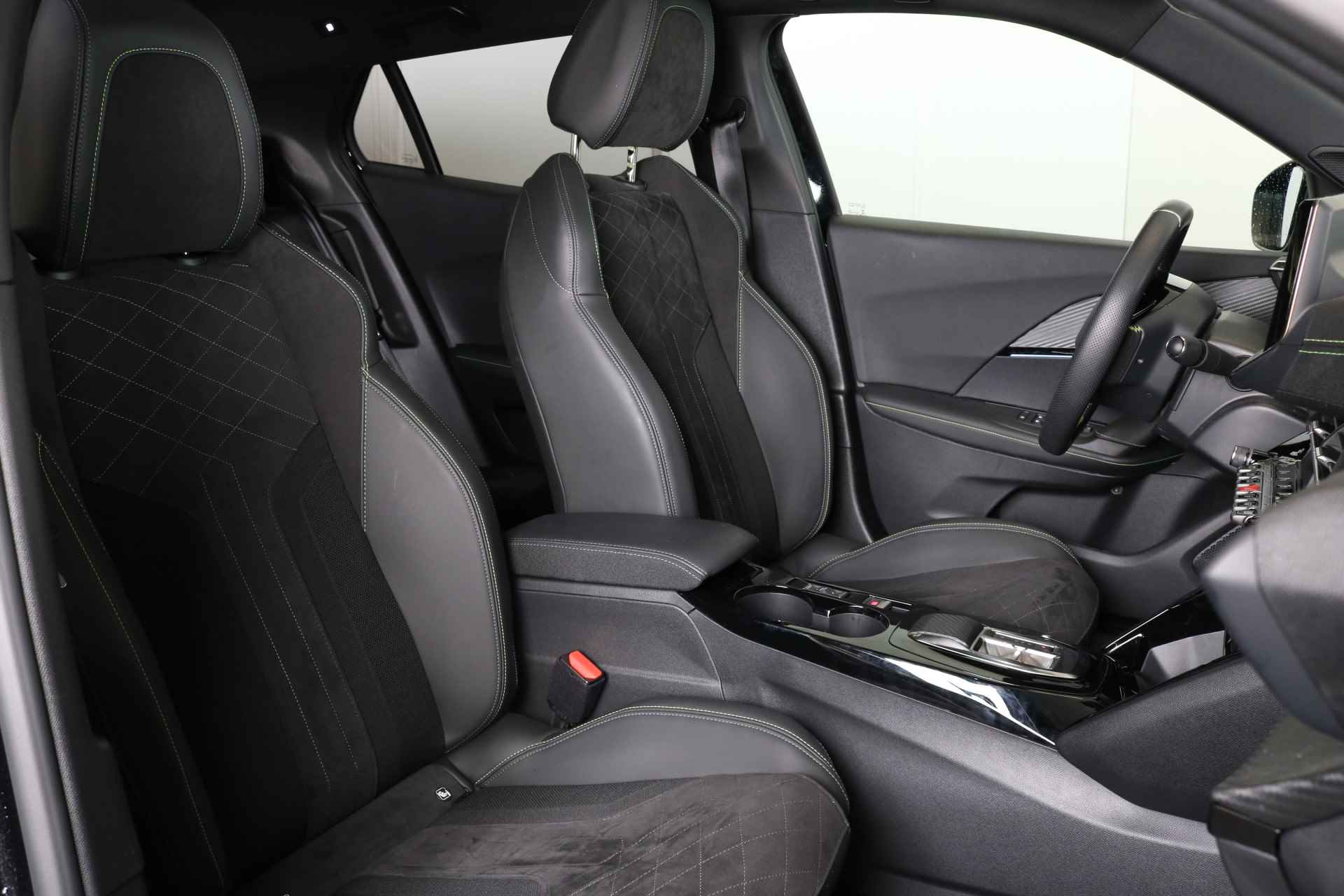 Peugeot e-2008 EV 50 kWh 136 pk GT | Navi | Camera | Adapt. cruise | Panodak | Leder/alcantara massage | Stoelverw. | - 20/56
