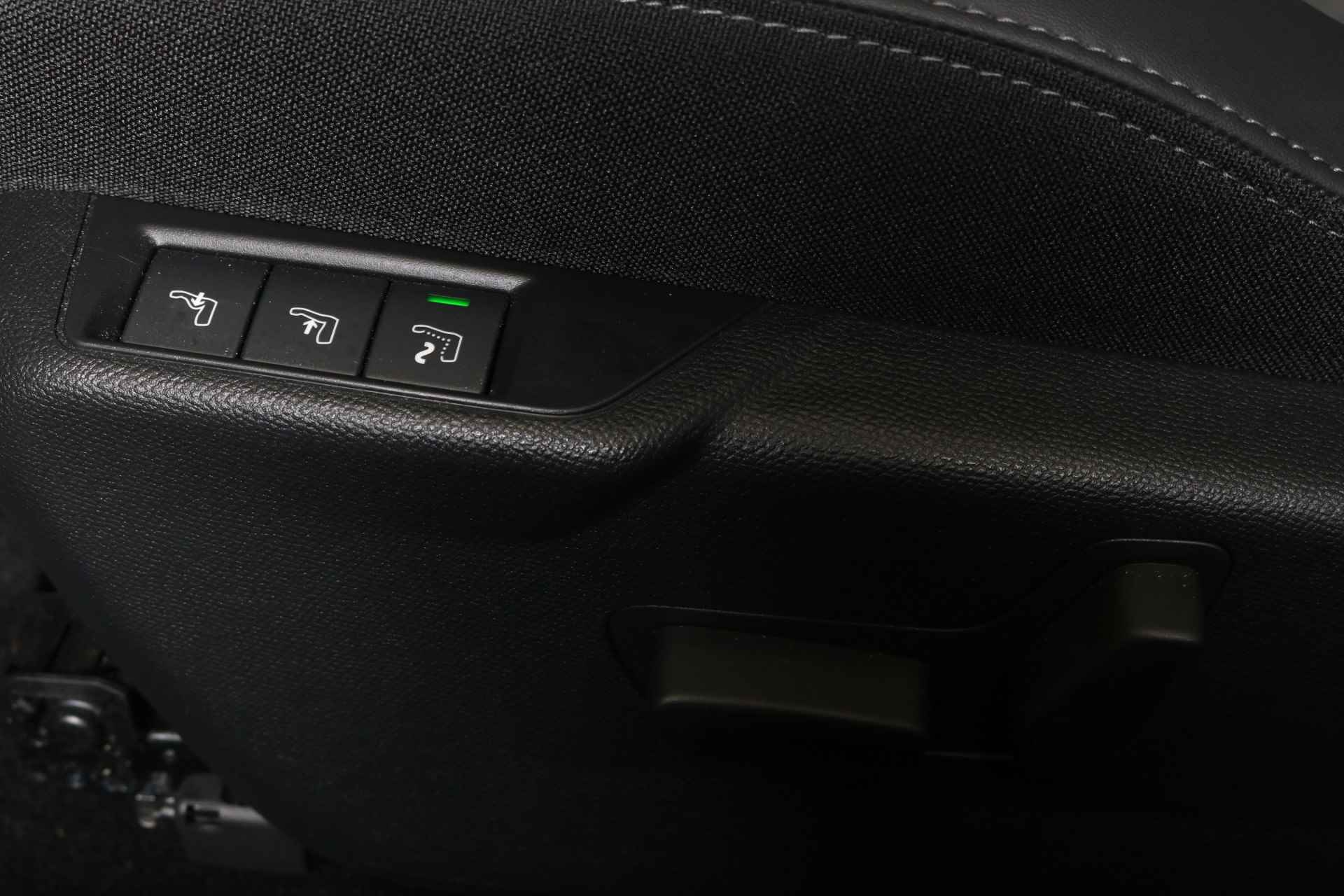 Peugeot e-2008 EV 50 kWh 136 pk GT | Navi | Camera | Adapt. cruise | Panodak | Leder/alcantara massage | Stoelverw. | - 24/56