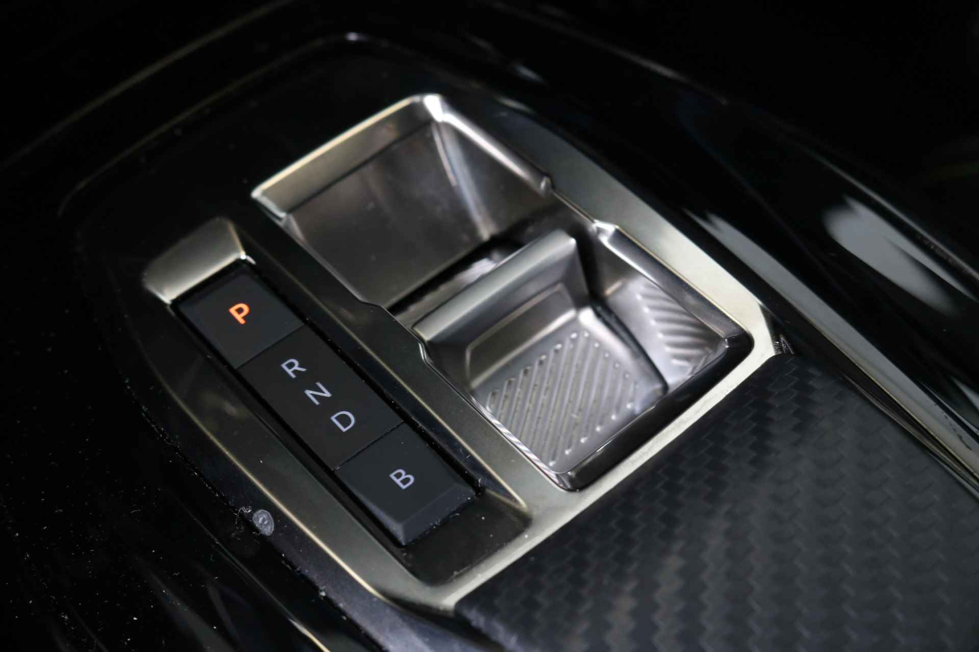 Peugeot e-2008 EV 50 kWh 136 pk GT | Navi | Camera | Adapt. cruise | Panodak | Leder/alcantara massage | Stoelverw. | - 50/56