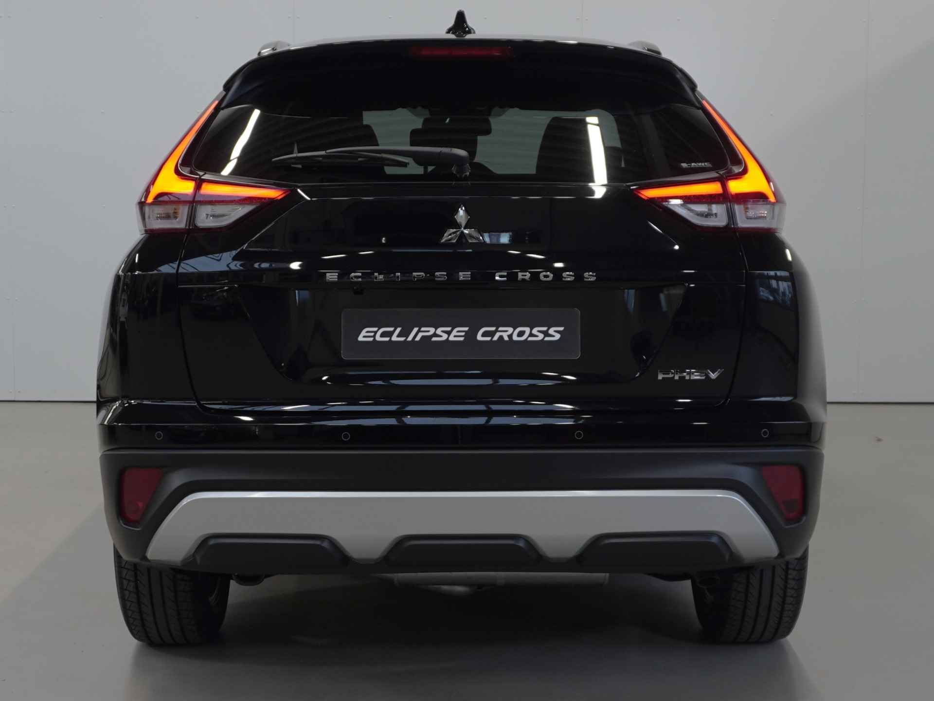 Mitsubishi Eclipse Cross 2.4 PHEV Intense+ | Tijdelijk van € 44.985 voor € 36.985 | Uit voorraad leverbaar | - 11/48