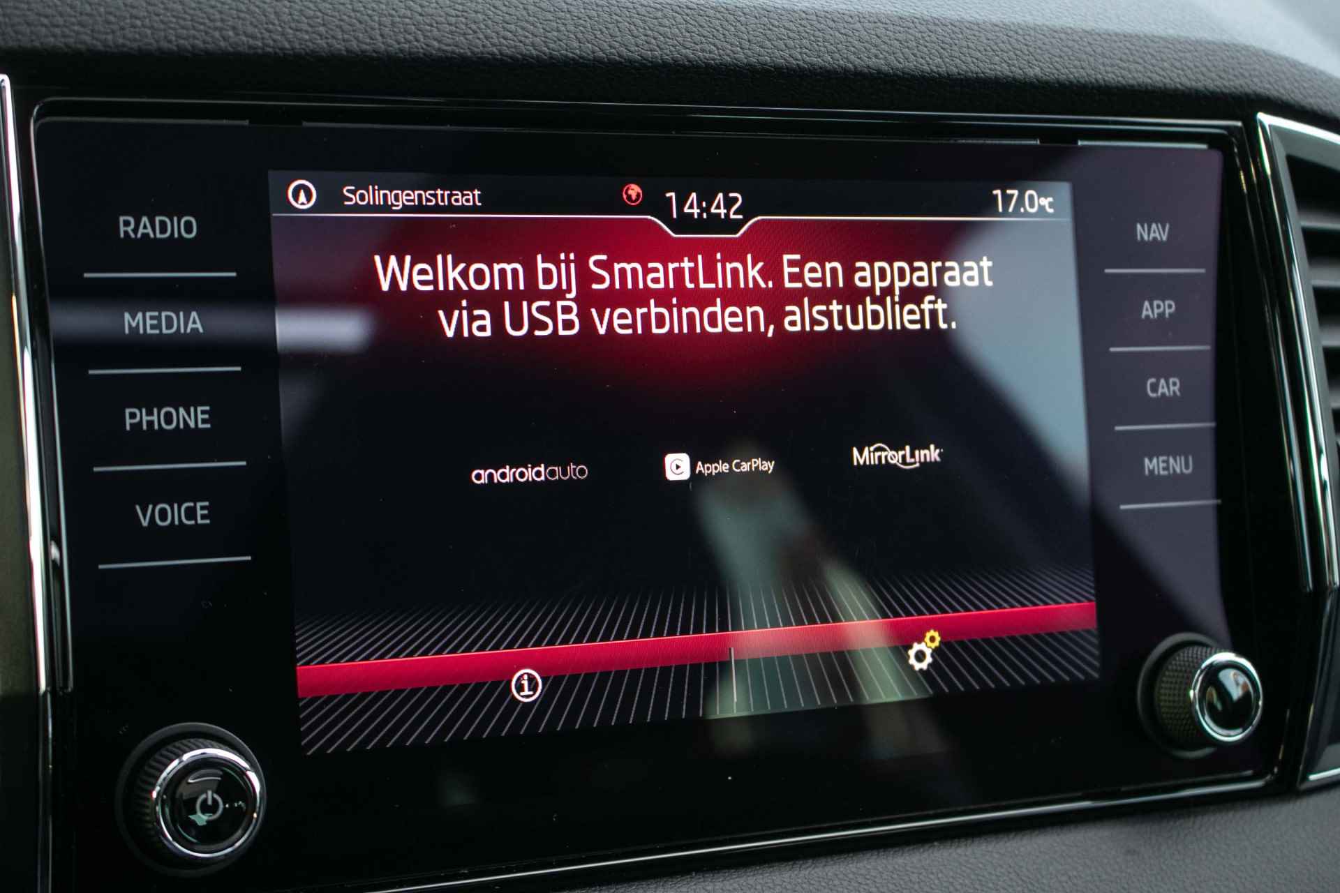 Škoda Karoq 1.5 TSI ACT Business Edition - All-in rijklrprs | Trekhaak | Panodak | Navi | Canton audio - 23/48