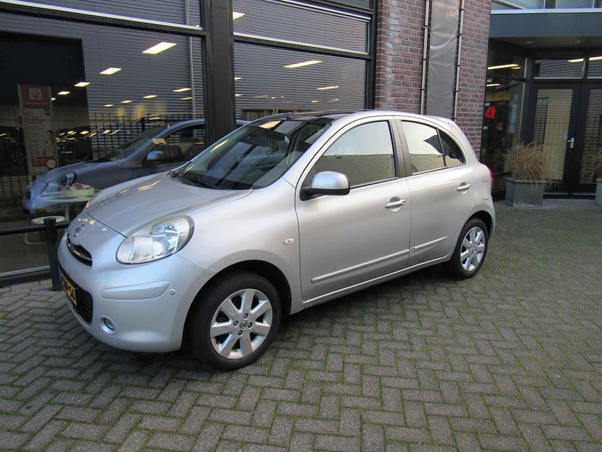 Nissan Micra 1.2 80pk Tekna glazen dak,airco, navigatie, cruise control, parkeersensoren, sportvelgen - 2/30