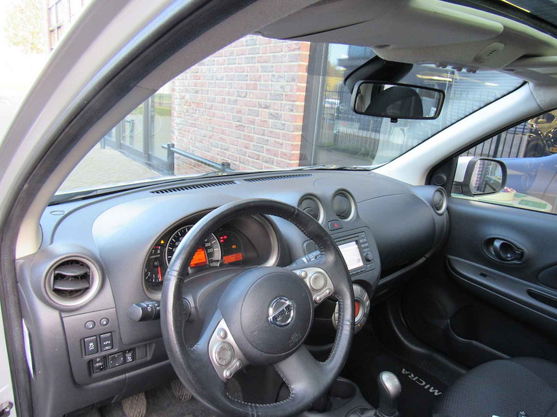 Nissan Micra 1.2 80pk Tekna glazen dak,airco, navigatie, cruise control, parkeersensoren, sportvelgen - 26/30