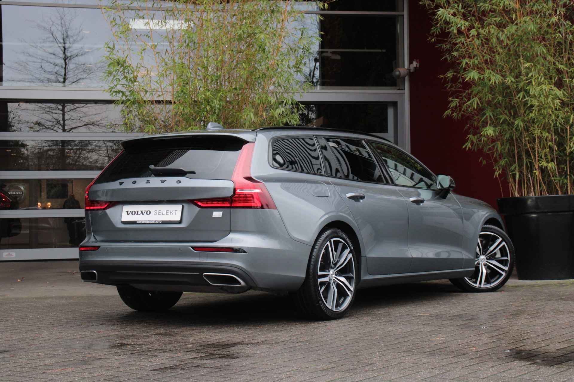 Volvo V60 T6 Recharge 350pk AWD Business Pro | R-Design look | Actieve schokdempers | Adaptive Cruise | BLIS | Camera | Keyless - 3/14