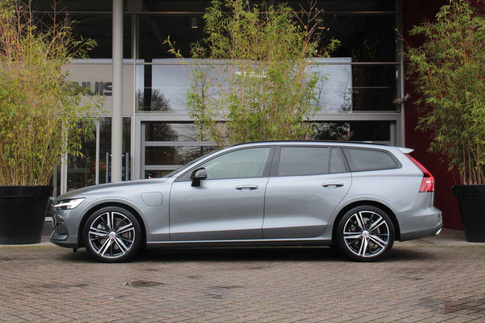 Volvo V60 T6 Recharge 350pk AWD Business Pro | R-Design look | Actieve schokdempers | Adaptive Cruise | BLIS | Camera | Keyless - 4/14