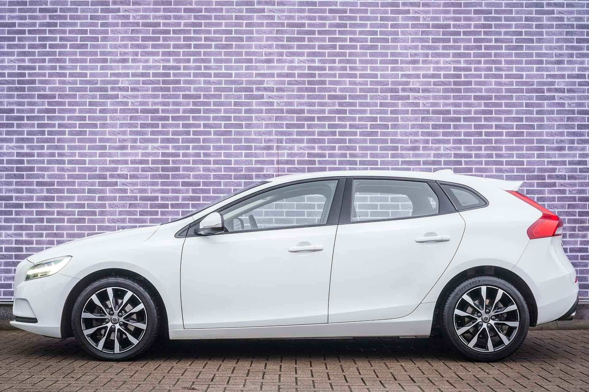 Volvo V40 T3 150pk Momentum | Trekhaak | Stoelverwarming | Verwarmbare Voorruit | Navigatiesysteem | Parkeersensoren - 4/37