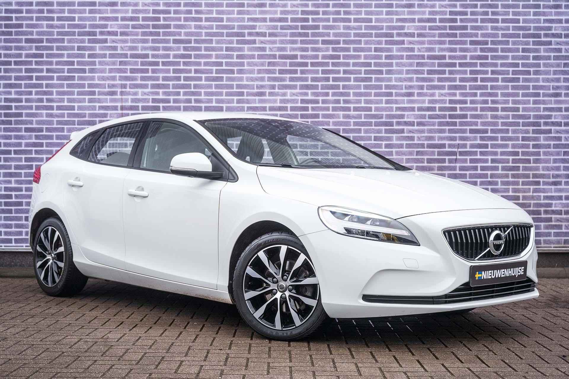 Volvo V40 T3 150pk Momentum | Trekhaak | Stoelverwarming | Verwarmbare Voorruit | Navigatiesysteem | Parkeersensoren - 14/37