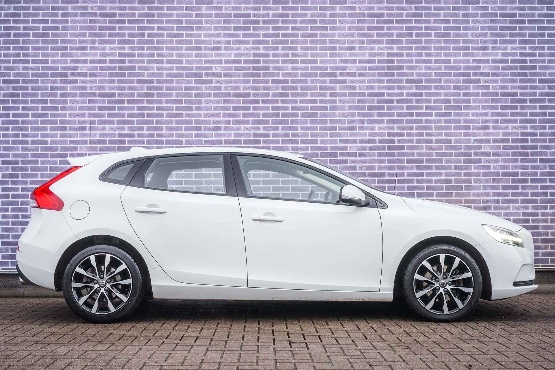 Volvo V40 T3 150pk Momentum | Trekhaak | Stoelverwarming | Verwarmbare Voorruit | Navigatiesysteem | Parkeersensoren - 15/37