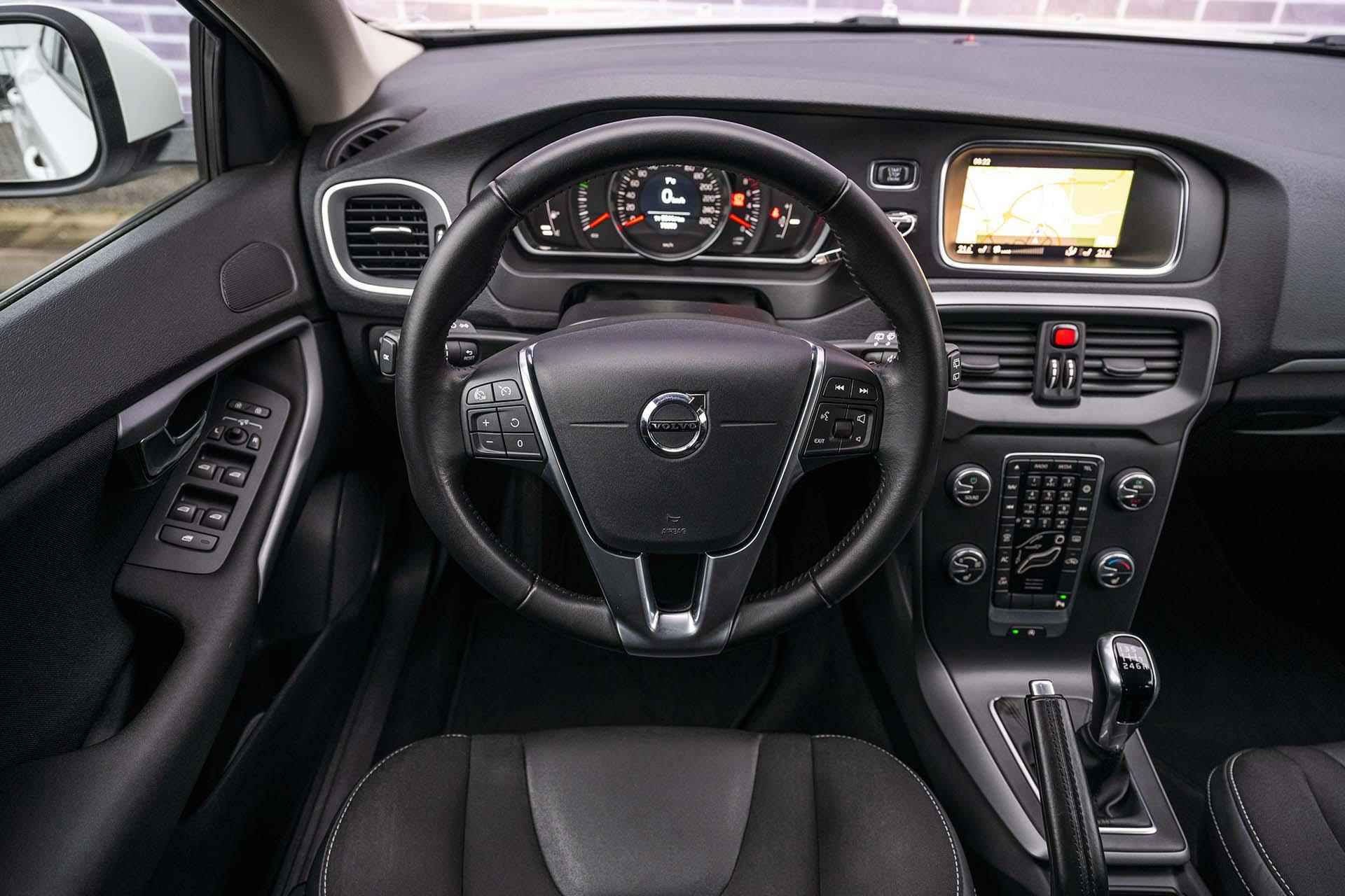 Volvo V40 T3 150pk Momentum | Trekhaak | Stoelverwarming | Verwarmbare Voorruit | Navigatiesysteem | Parkeersensoren - 25/37