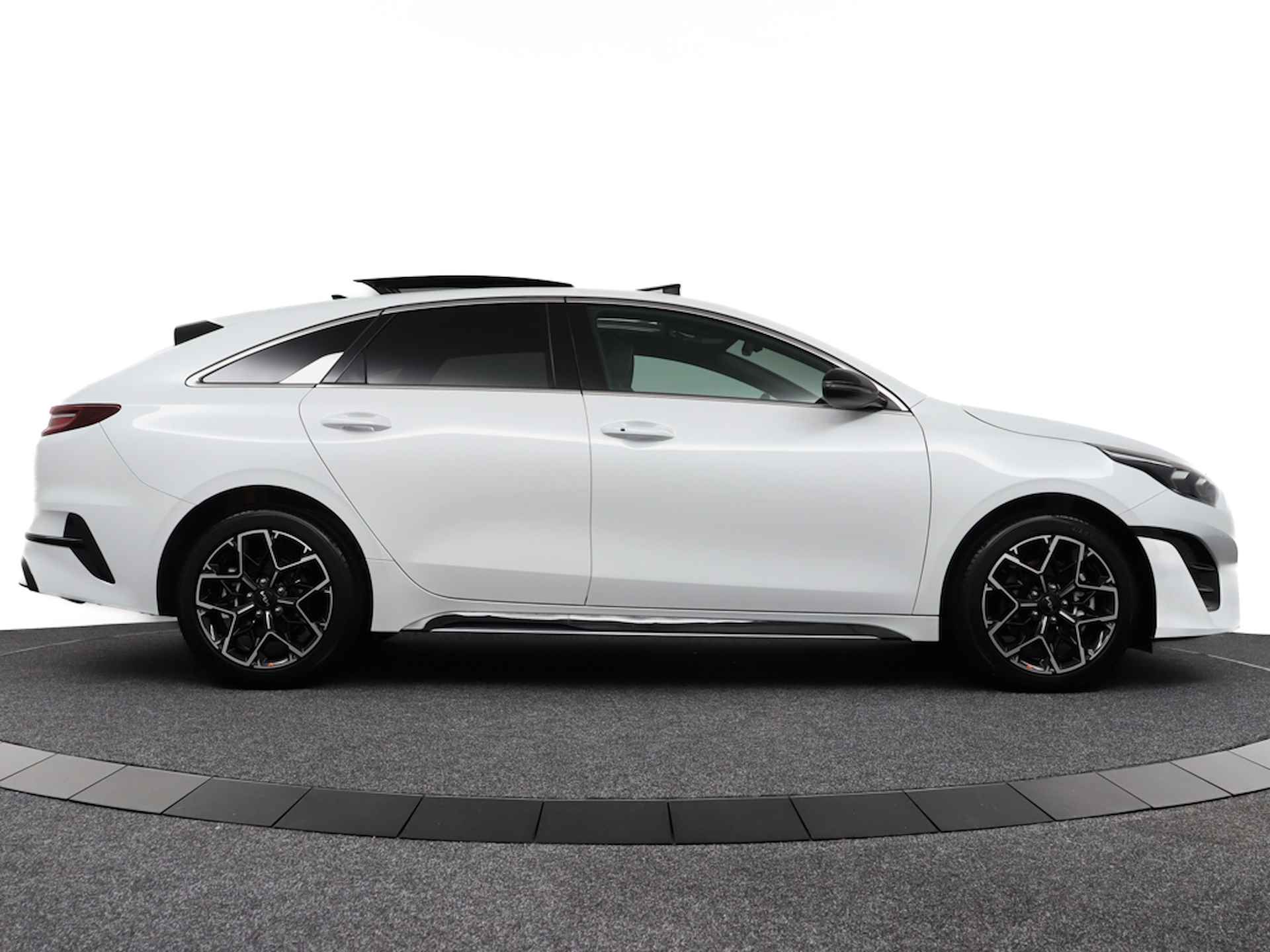 Kia ProCeed 1.5 T-GDi GT-Line Automaat - Direct leverbaar - Panorama dak - Cruise Control - Stoel-/stuurverwarming - Airco - Fabrieksgarantie tot 01-2032 - 10/55