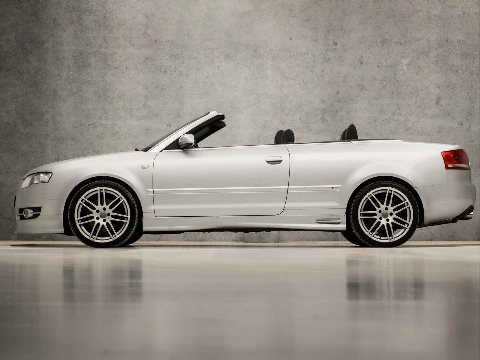 Audi A4 Cabriolet 2.0 TFSI Pro Line Sport 200Pk Automaat (YOUNGTIMER, NAVIGATIE, CLIMATE, STOELVERWARMING, LEDEREN SPORTSTOELEN, XENON, BLUETOOTH, PARKEERSENSOREN, NIEUWE APK, NIEUWSTAAT) - 2/33