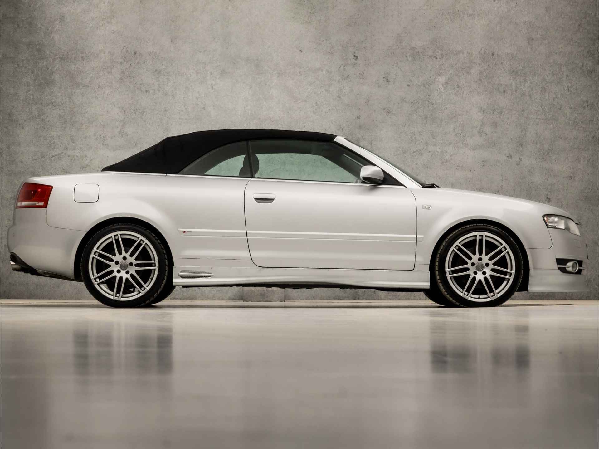 Audi A4 Cabriolet 2.0 TFSI Pro Line Sport 200Pk Automaat (YOUNGTIMER, NAVIGATIE, CLIMATE, STOELVERWARMING, LEDEREN SPORTSTOELEN, XENON, BLUETOOTH, PARKEERSENSOREN, NIEUWE APK, NIEUWSTAAT) - 4/33