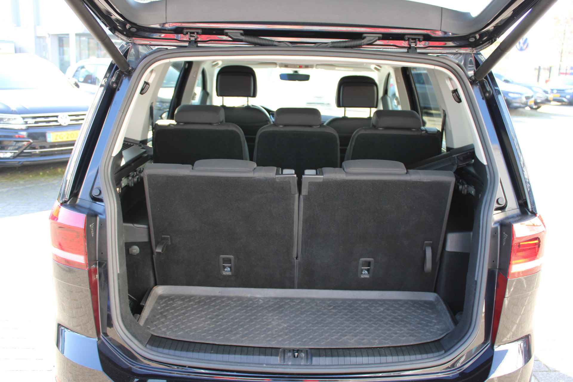 Volkswagen Touran 1.5 TSI Highline Business R-Line Executive DSG Automaat 7 Persoons / Camera / Navigatie / Trekhaak / Winterpakket / Clima - 5/47