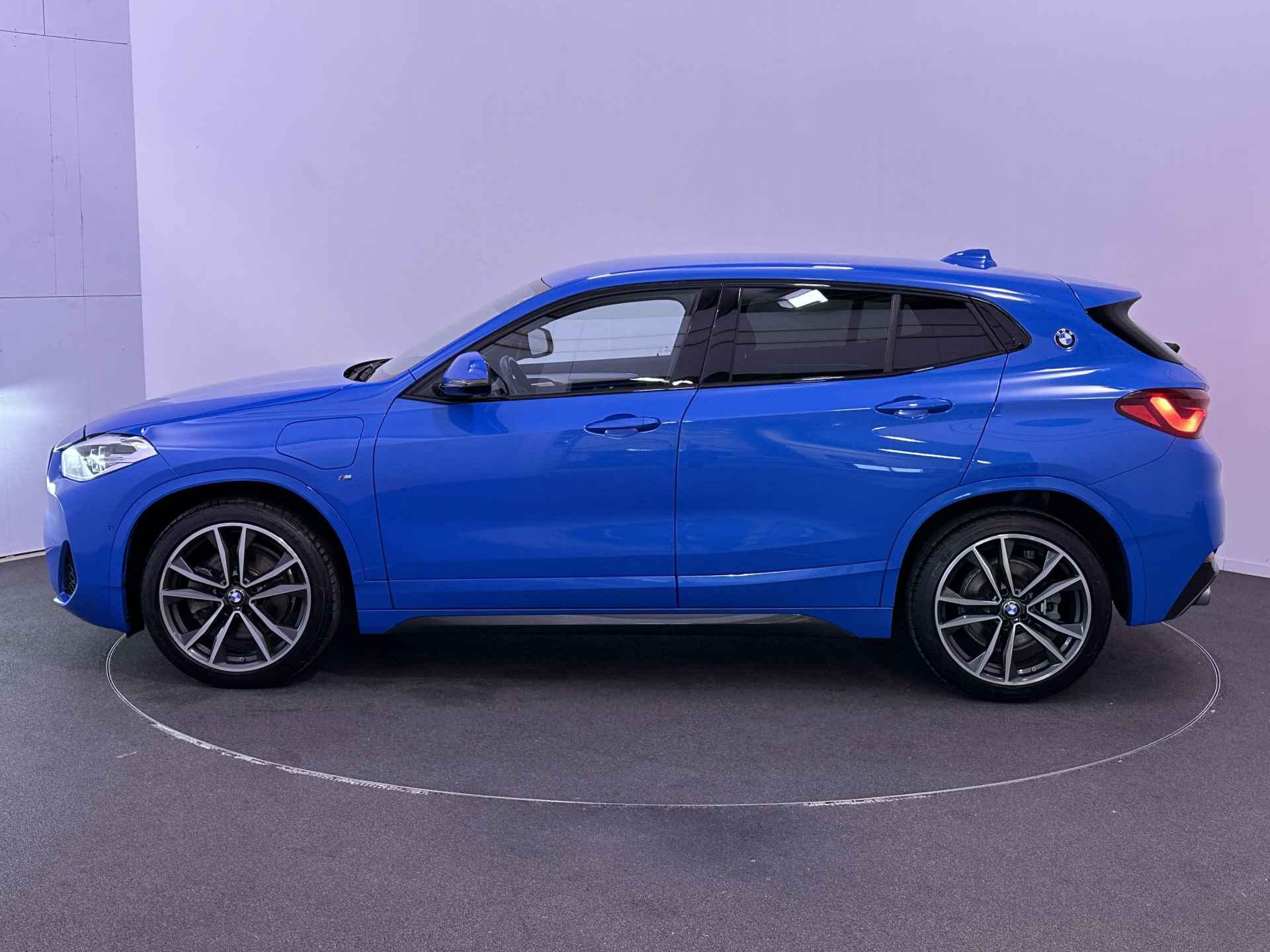 BMW X2 xDrive25e M Sport Plug In Hybrid Dealer O.H | Lederen Sportstoelen | Camera | 19"L.M | Sfeerverlichting | Navi Pro | El. Achterklep | DAB | - 3/45