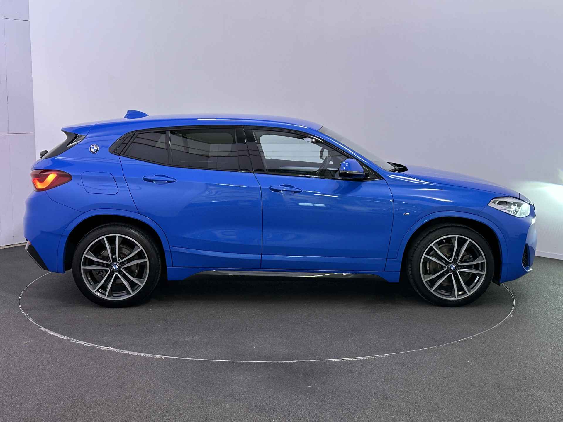 BMW X2 xDrive25e M Sport Plug In Hybrid Dealer O.H | Lederen Sportstoelen | Camera | 19"L.M | Sfeerverlichting | Navi Pro | El. Achterklep | DAB | - 4/45