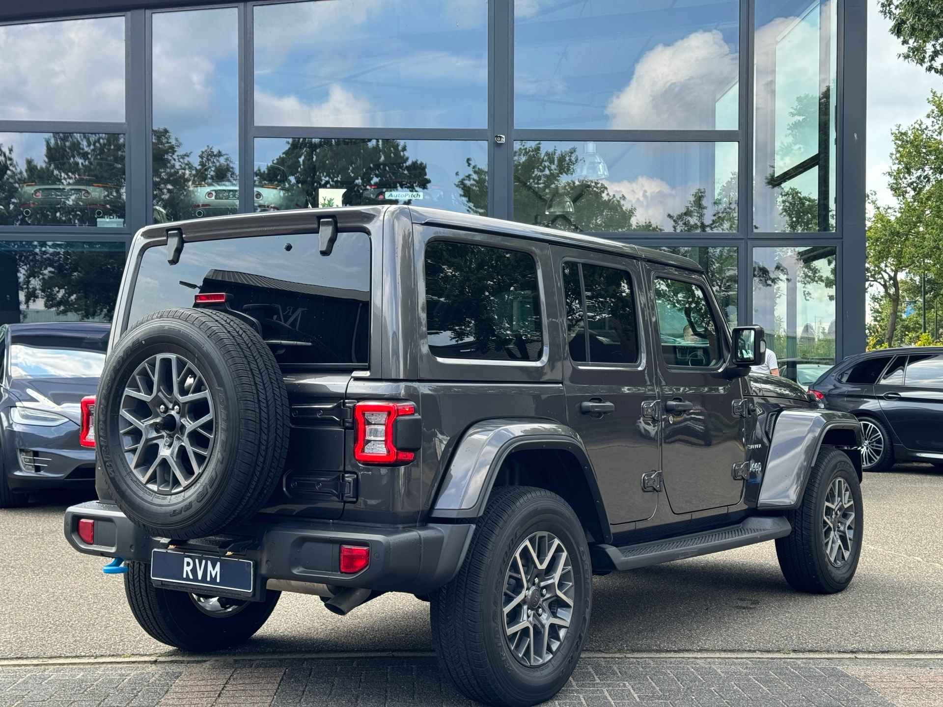 Jeep Wrangler Unlimited 4xe 380 Sahara VAN: 74.900,- VOOR 67.877,- UW ZOMERVOORDEEL: 7.023,- | ADAPTIVE CRUISE| DAK KAN OPEN!!| - 6/53