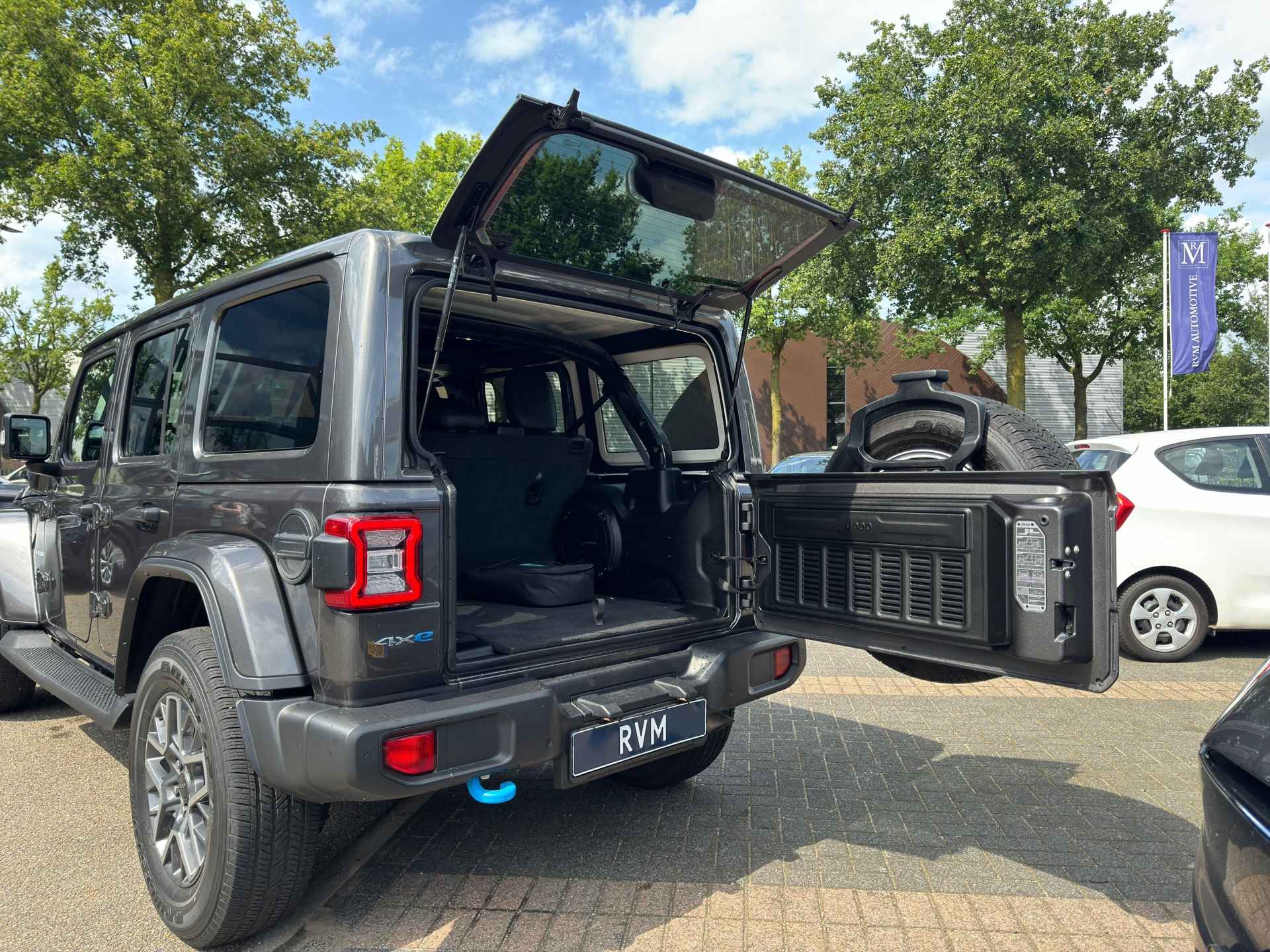 Jeep Wrangler Unlimited 4xe 380 Sahara VAN: 74.900,- VOOR 67.877,- UW ZOMERVOORDEEL: 7.023,- | ADAPTIVE CRUISE| DAK KAN OPEN!!| - 8/53