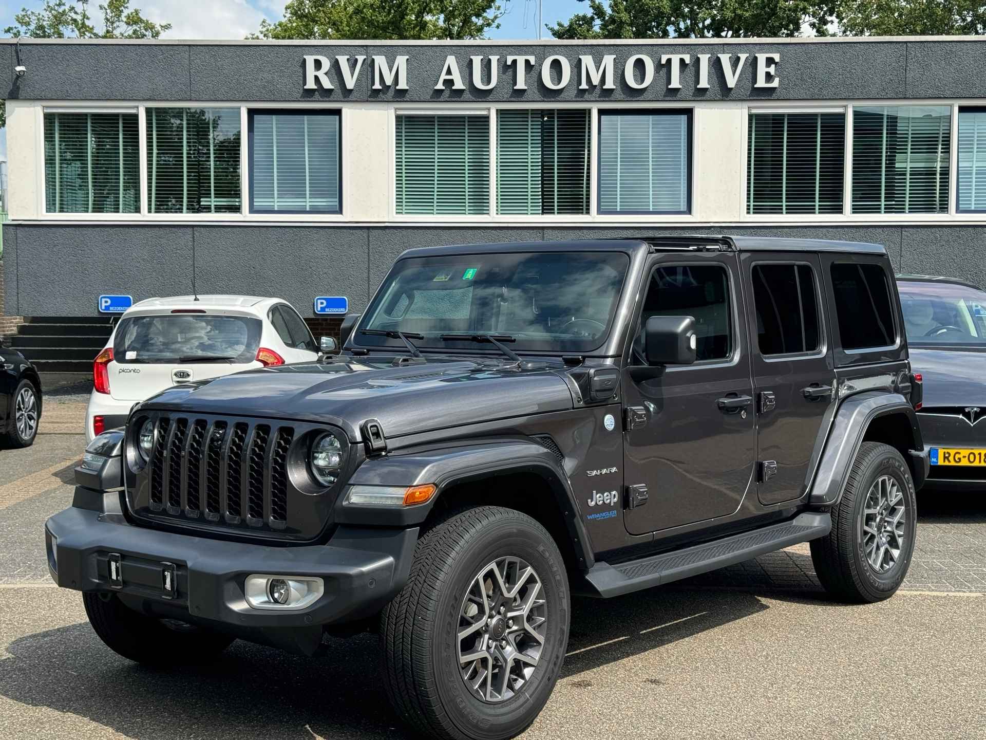 Jeep Wrangler Unlimited 4xe 380 Sahara VAN: 74.900,- VOOR 67.877,- UW ZOMERVOORDEEL: 7.023,- | ADAPTIVE CRUISE| DAK KAN OPEN!!| - 26/53