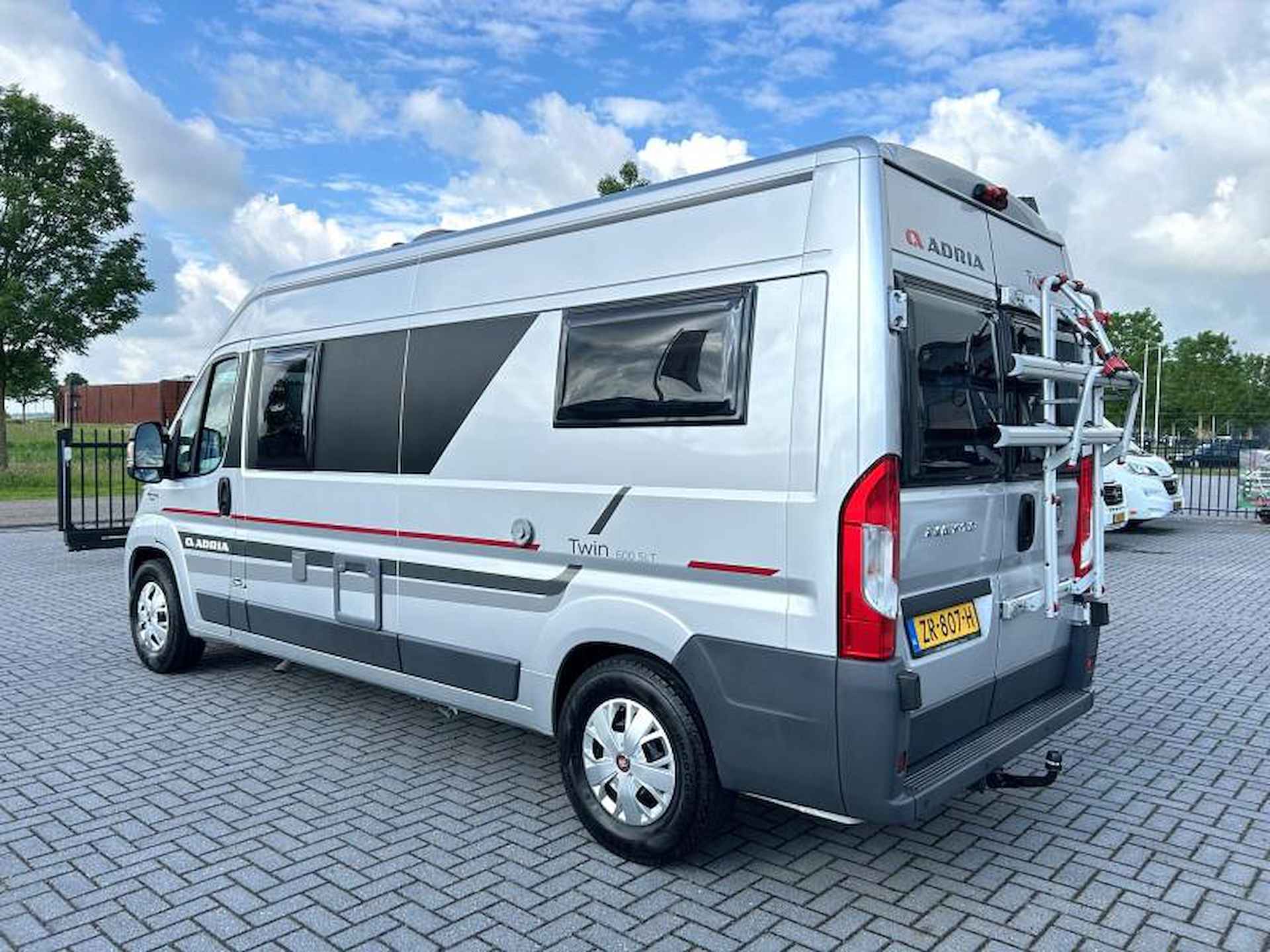 Adria Twin 600 SLT enkele-bedden/automaat/6m - 4/24