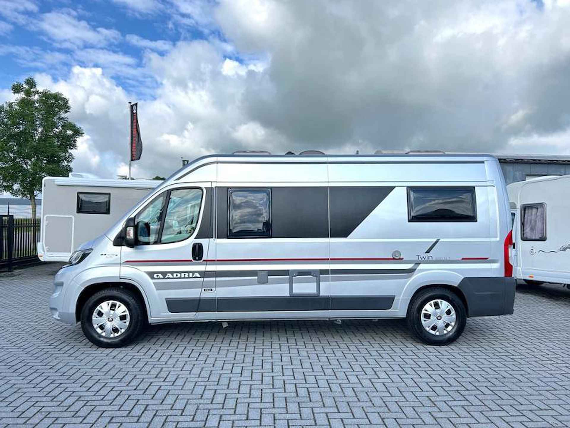 Adria Twin 600 SLT enkele-bedden/automaat/6m - 6/24