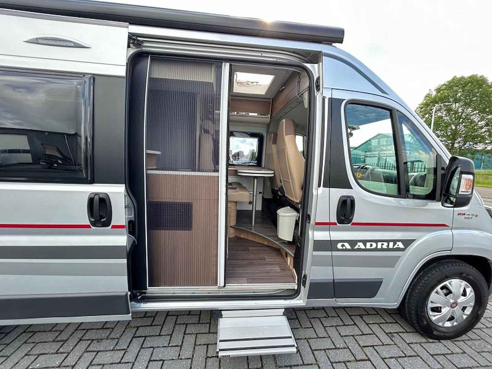 Adria Twin 600 SLT enkele-bedden/automaat/6m - 8/24