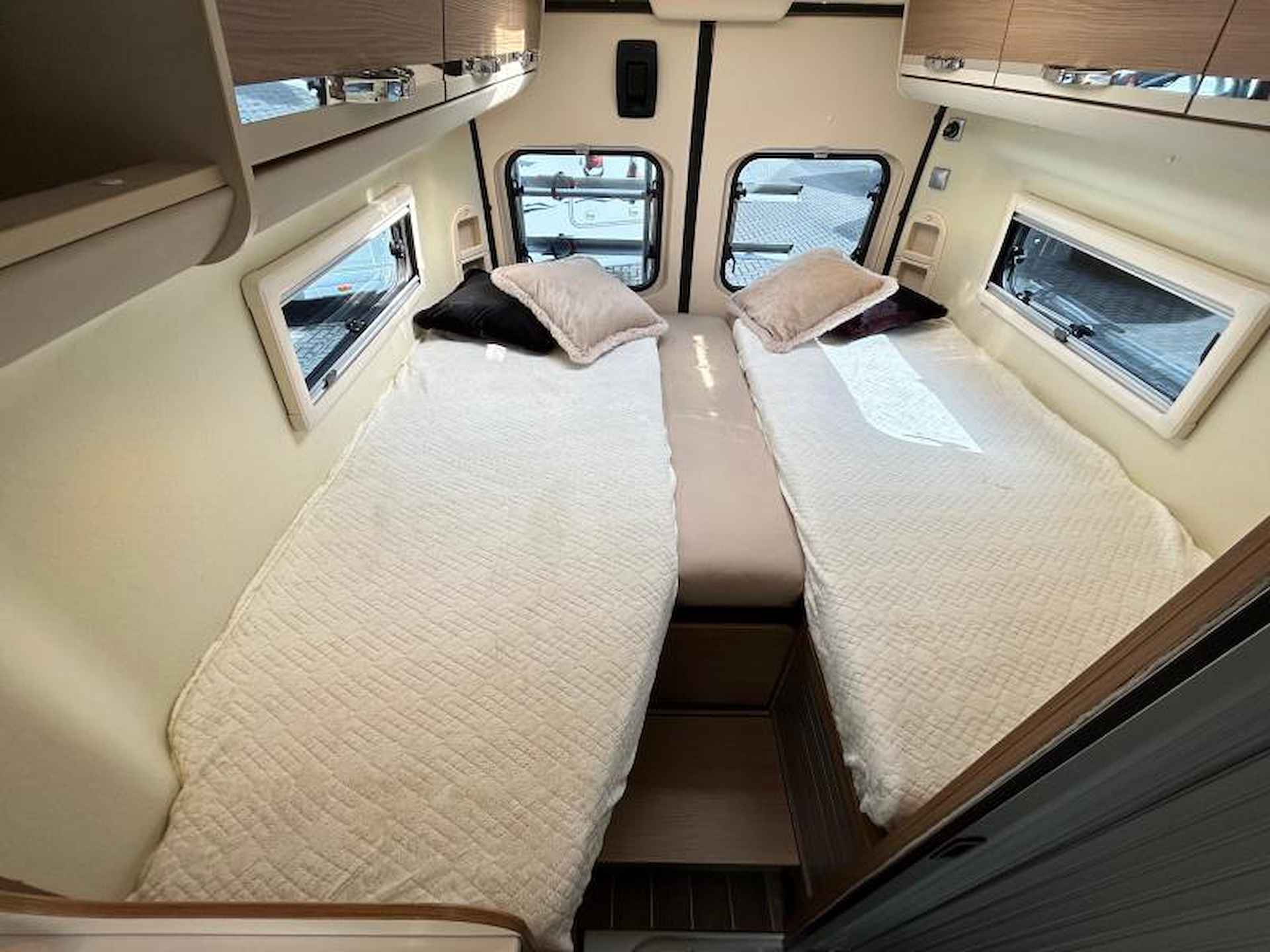 Adria Twin 600 SLT enkele-bedden/automaat/6m - 17/24