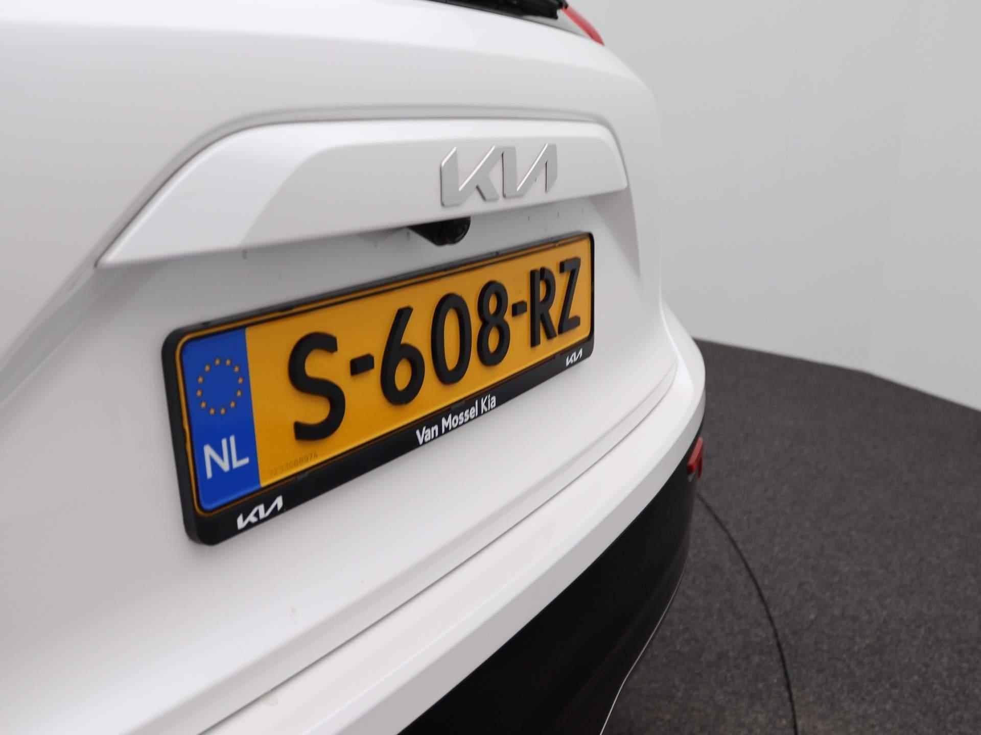 Kia Niro EV DynamicLine 64.8 kWh | 3-fase 11KW laden | Climate Control | Navigatie | LM Velgen | Eerste Eigenaar! | - 39/45