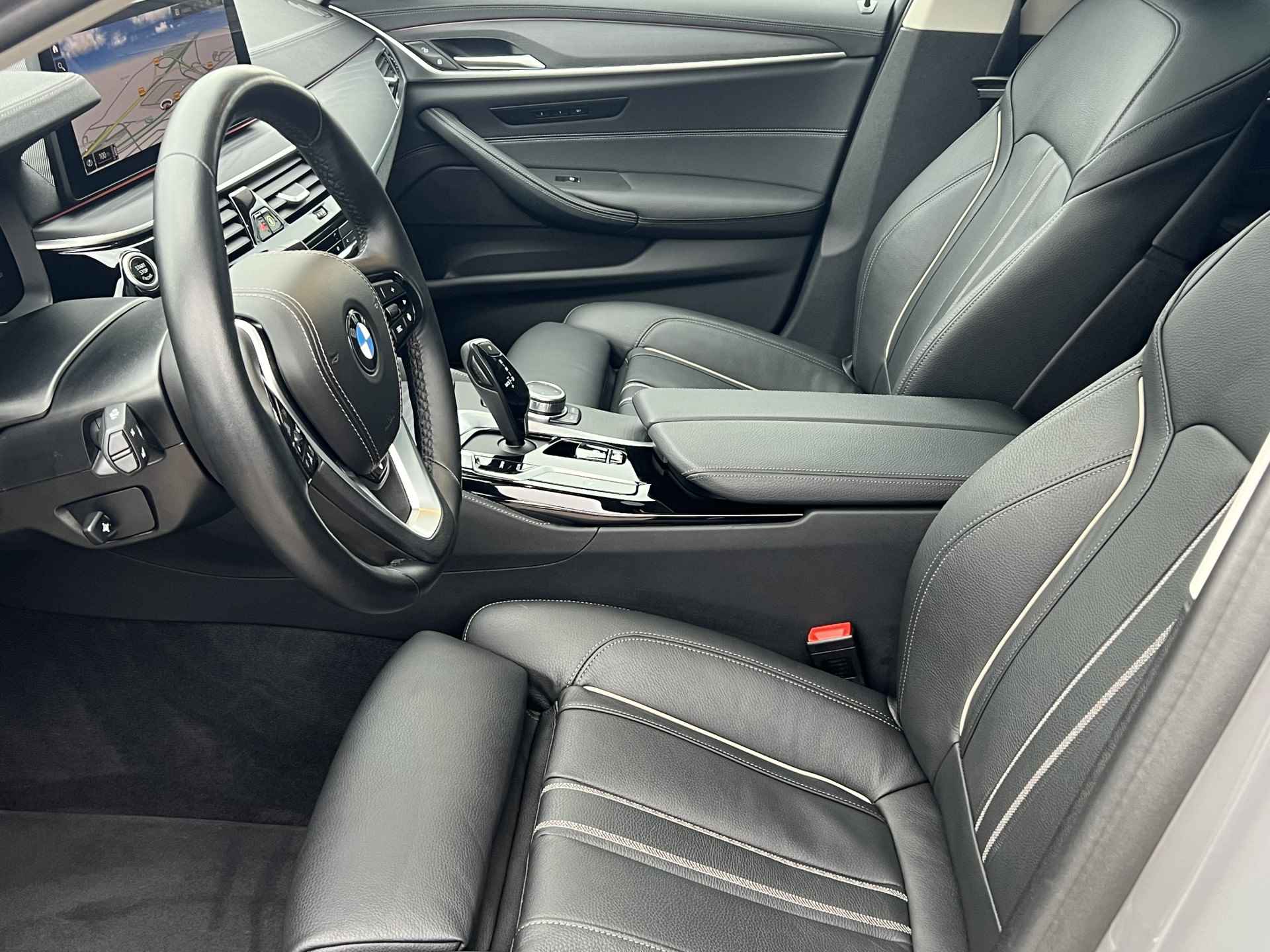 BMW 5 Serie Touring 530d xDrive Business Edition Plus Luxury Line Panoramadak Trekhaak Navi Life Cockpit Prof 20 Inch Individual Velgen Comfortstoelen Standkachel Dab Extra getint Glas Driving Assist Professional Facelift LCI 1e Eigenaar BTW - 10/57