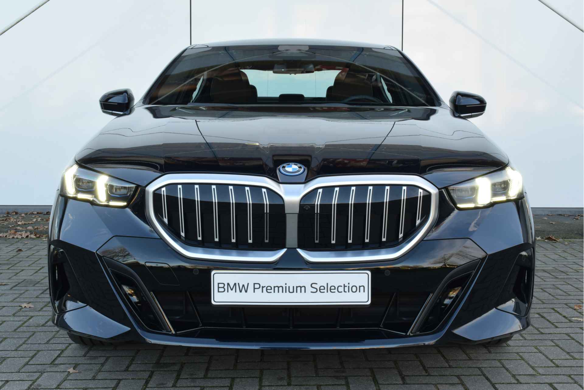 BMW 5 Serie 530e High Executive M Sport Automaat / Panoramadak / Trekhaak / Adaptieve LED / Parking Assistant Professional / Harman Kardon / Live Cockpit Professional - 8/35