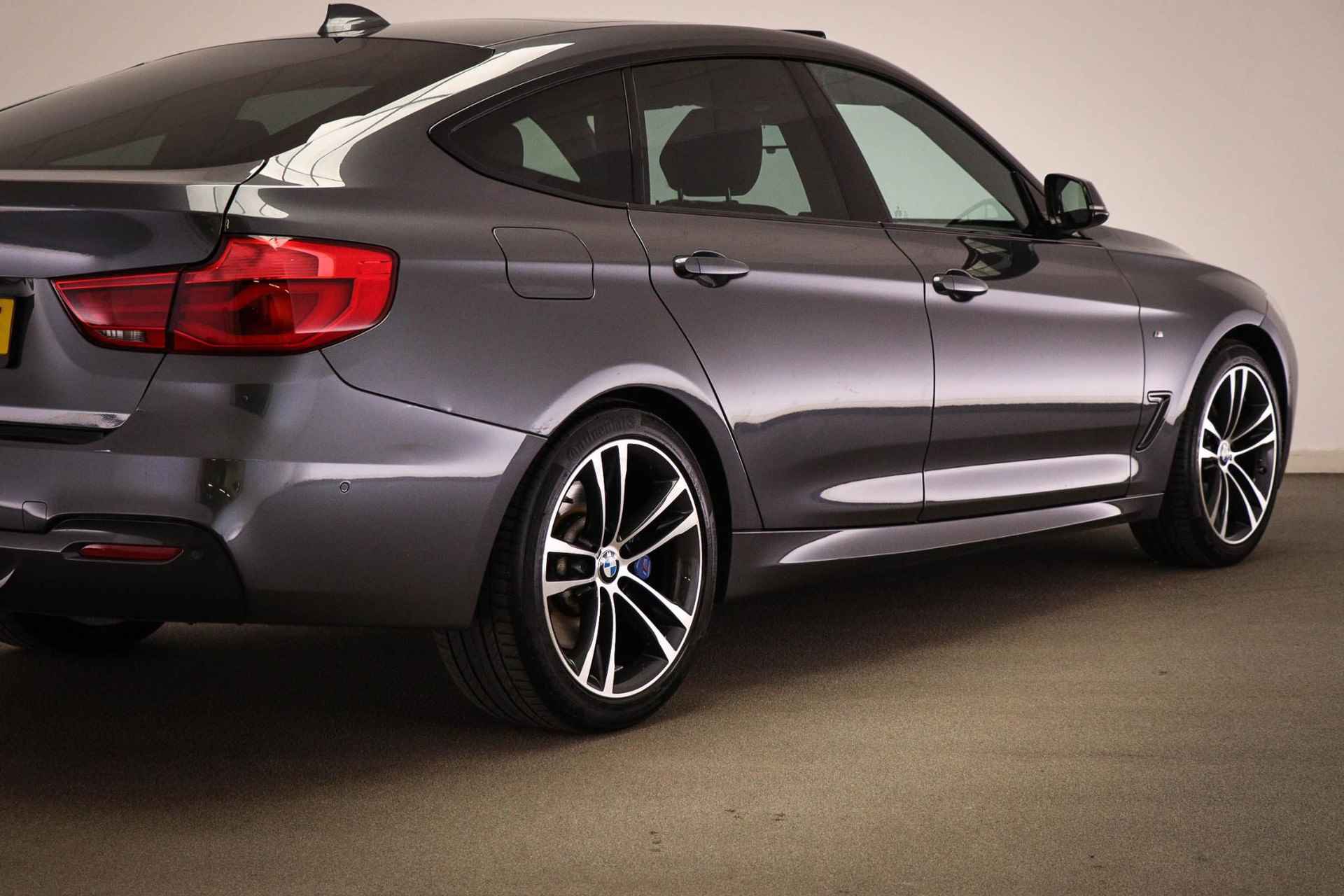 BMW 3-serie Gran Turismo 320i High Executive | M SPORT / SAFETY / PARKING / AUDIO MEDIA- PACK | HEAD UP | TREKHAAK | 19" - 27/59