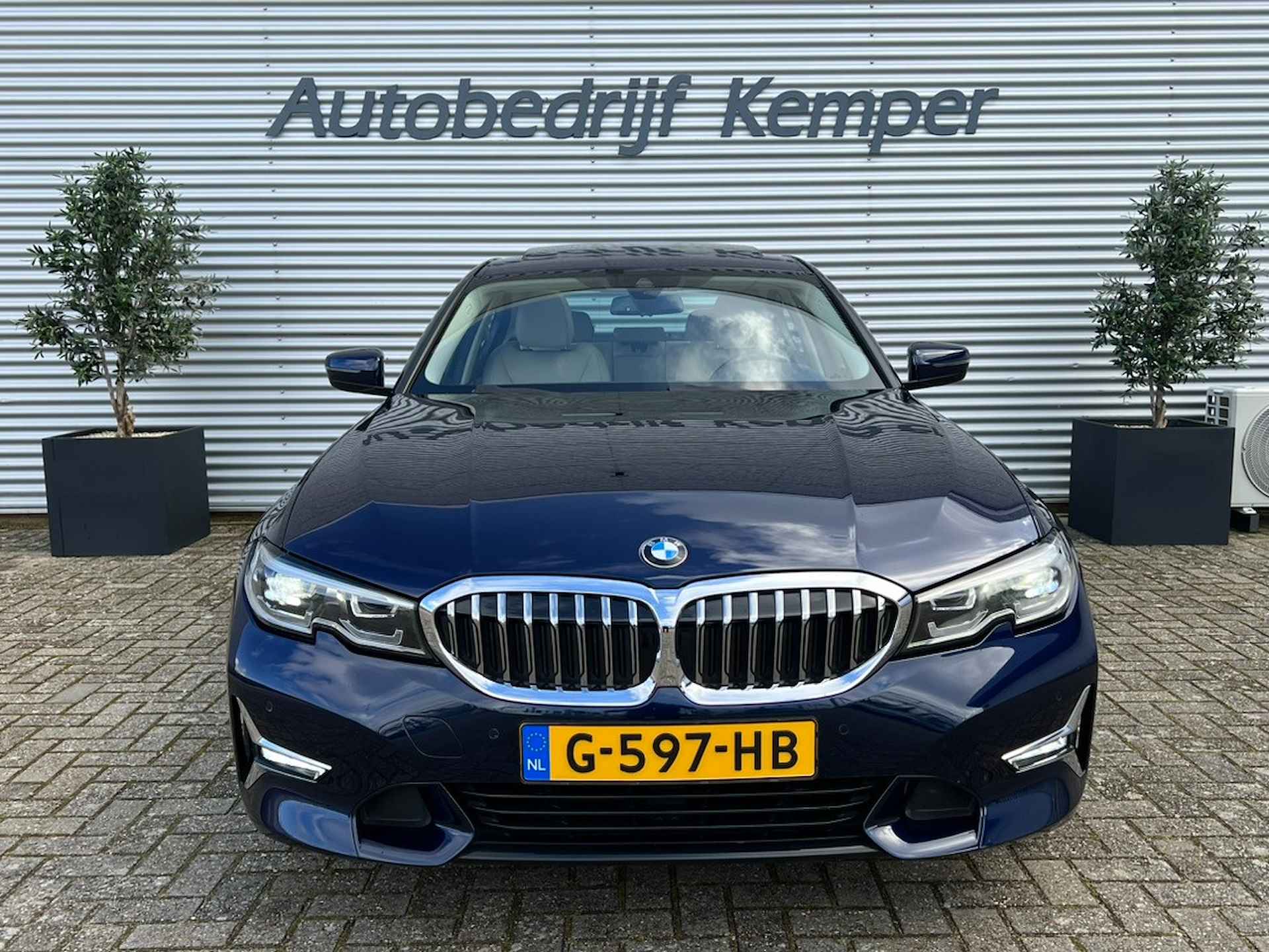 BMW 3-serie 320i High Executive Edition *INDIVIDUAL* I Harman Kardon I Schuifdak I Camera I Leder I VOL! BOVAG-garantie - 2/39