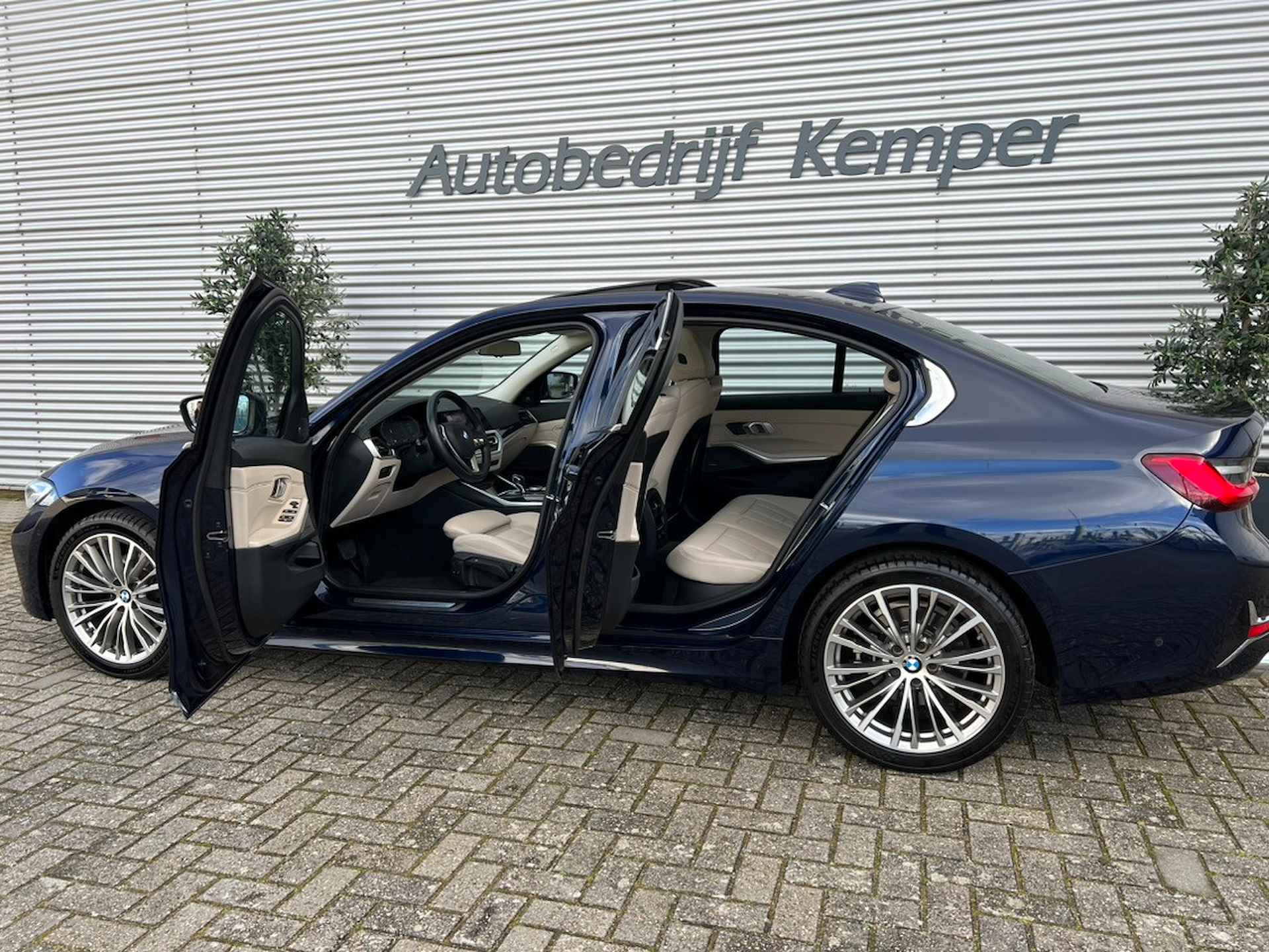 BMW 3-serie 320i High Executive Edition *INDIVIDUAL* I Harman Kardon I Schuifdak I Camera I Leder I VOL! BOVAG-garantie - 11/39