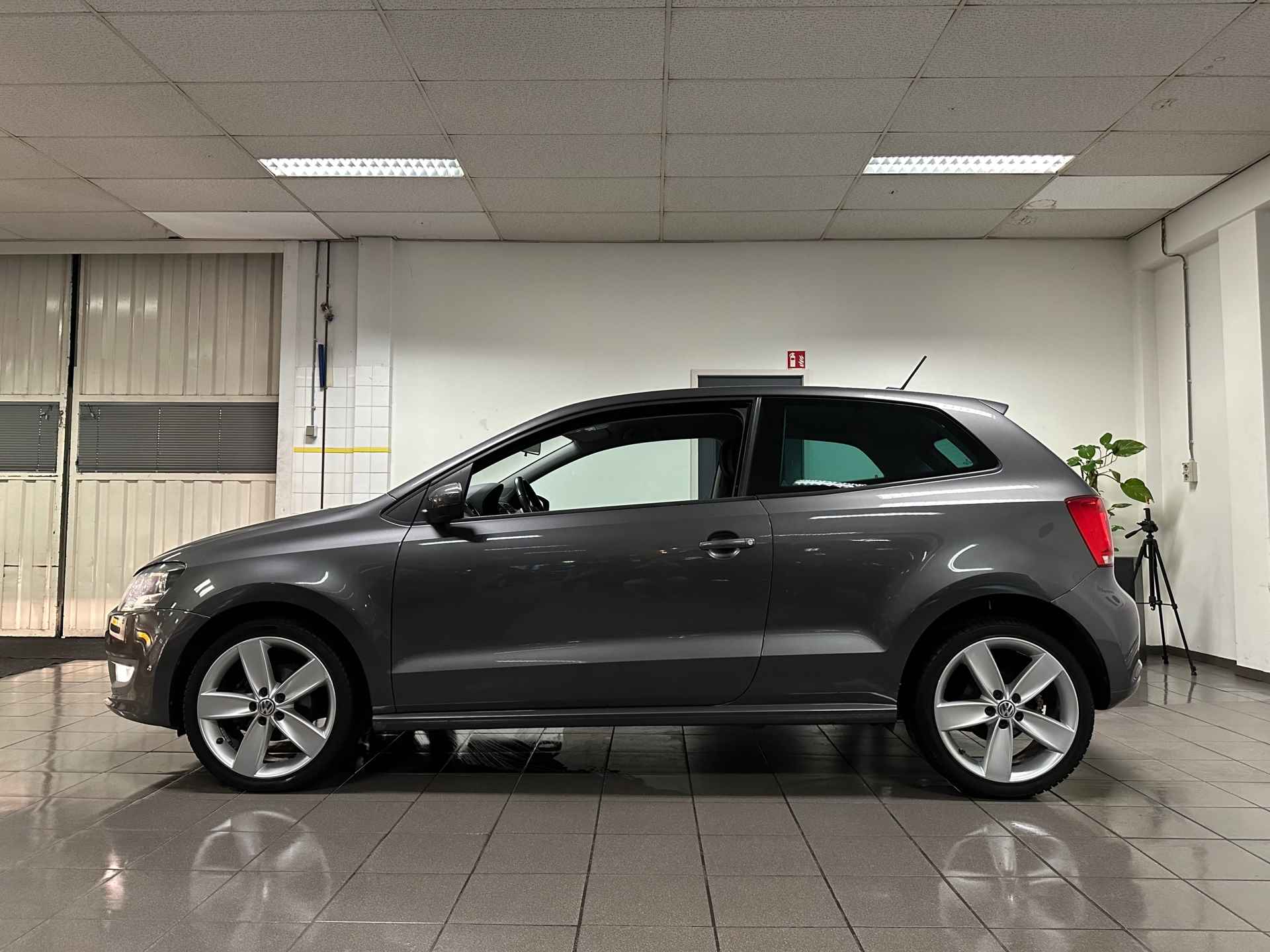 Volkswagen Polo 1.2 TSI Highline * Automaat / Navigatie / 17" LM Velgen / NL Auto * - 2/23