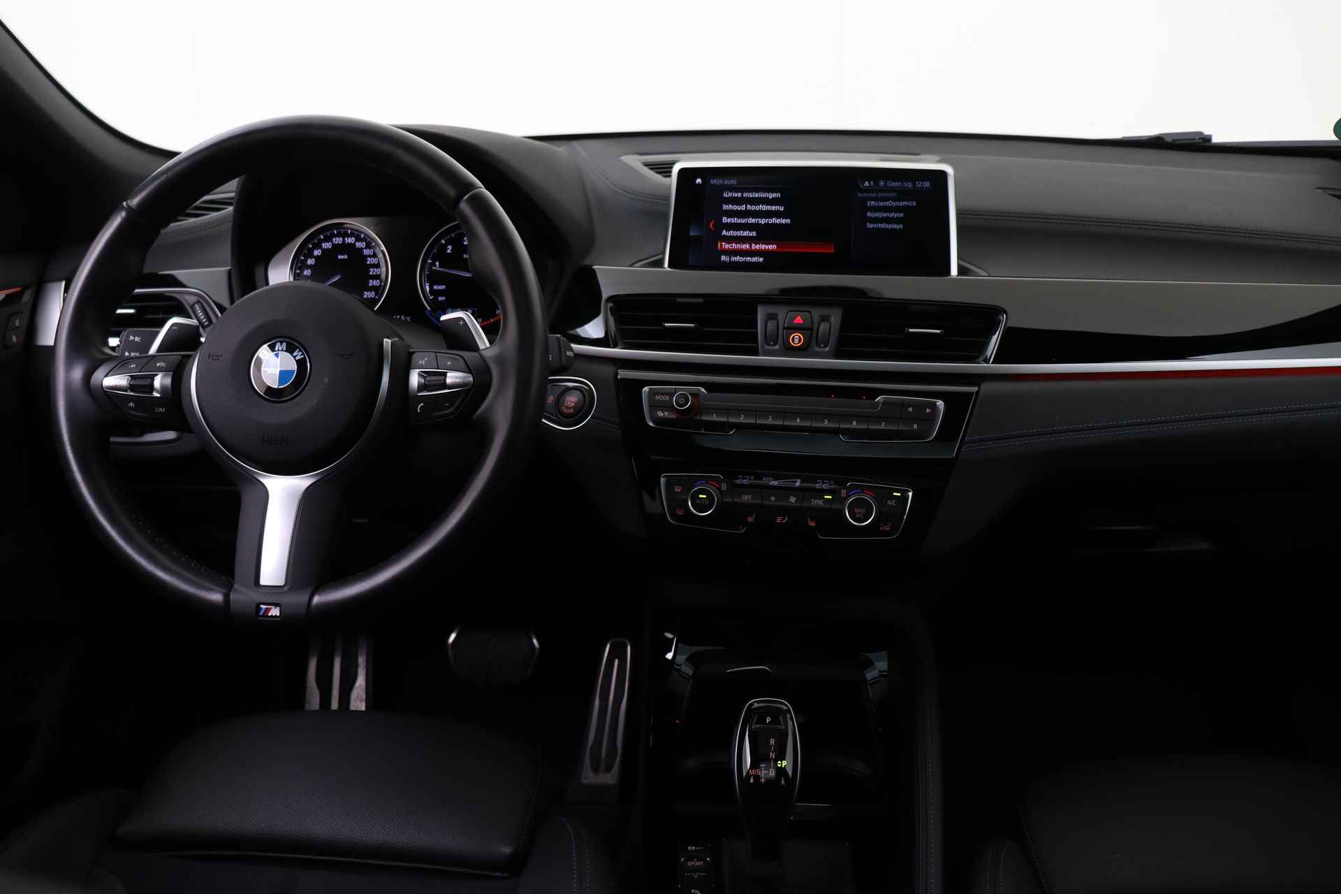 BMW X2 xDrive20i M Sport Automaat / Panoramadak / Trekhaak / Achteruitrijcamera / Active Cruise Control / Sportstoelen / LED / Park Assistant - 22/59