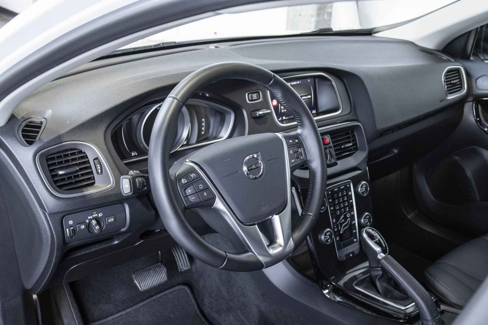 Volvo V40 Cross Country T3 Automaat Dynamic Edition | 1e eigenaar | Dealer onderhouden | Lederen bekleding | Stoelverwarming | Navigatie | Parkeersensoren achter | High Performance audio | Stoelverwarming - 3/35