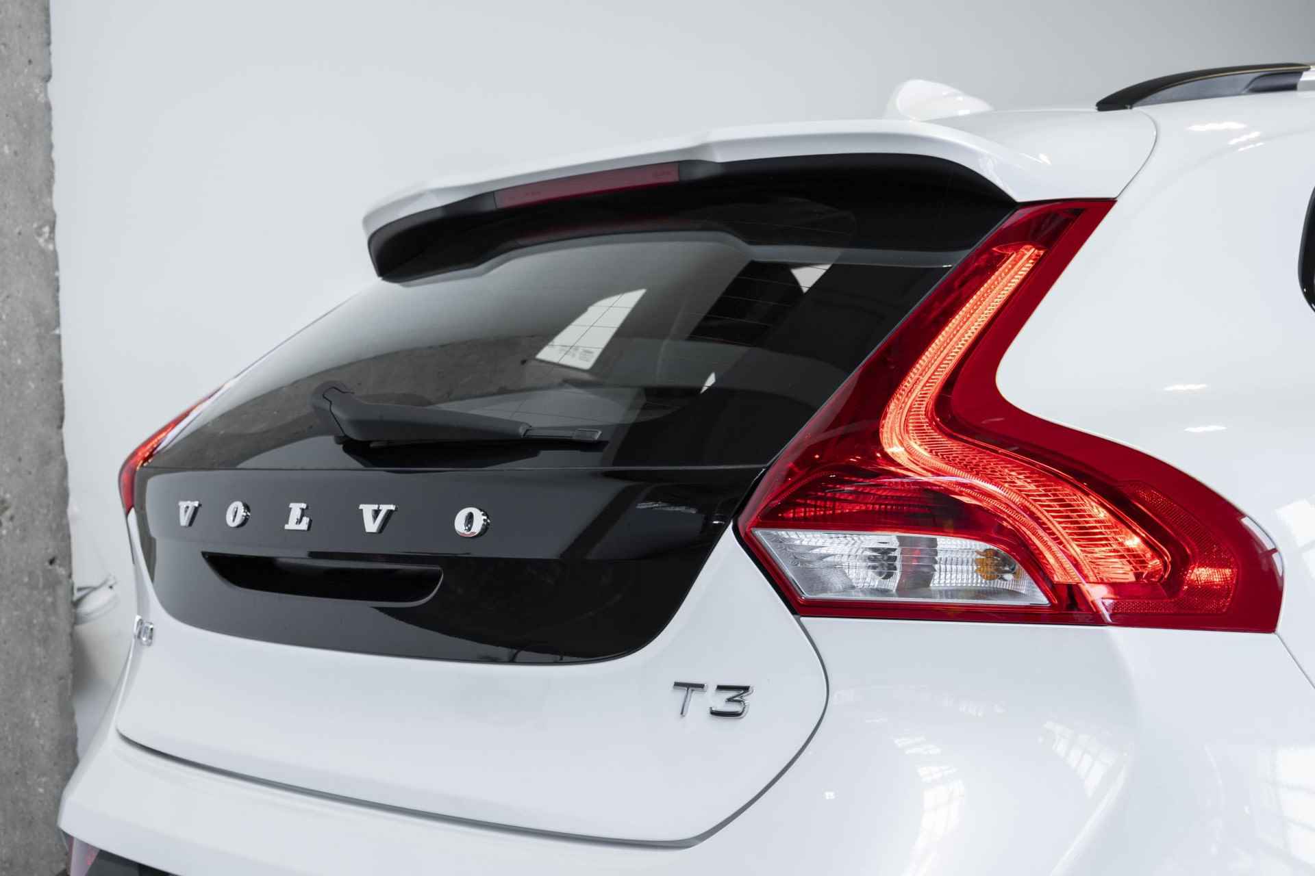 Volvo V40 Cross Country T3 Automaat Dynamic Edition | 1e eigenaar | Dealer onderhouden | Lederen bekleding | Stoelverwarming | Navigatie | Parkeersensoren achter | High Performance audio | Stoelverwarming - 14/35