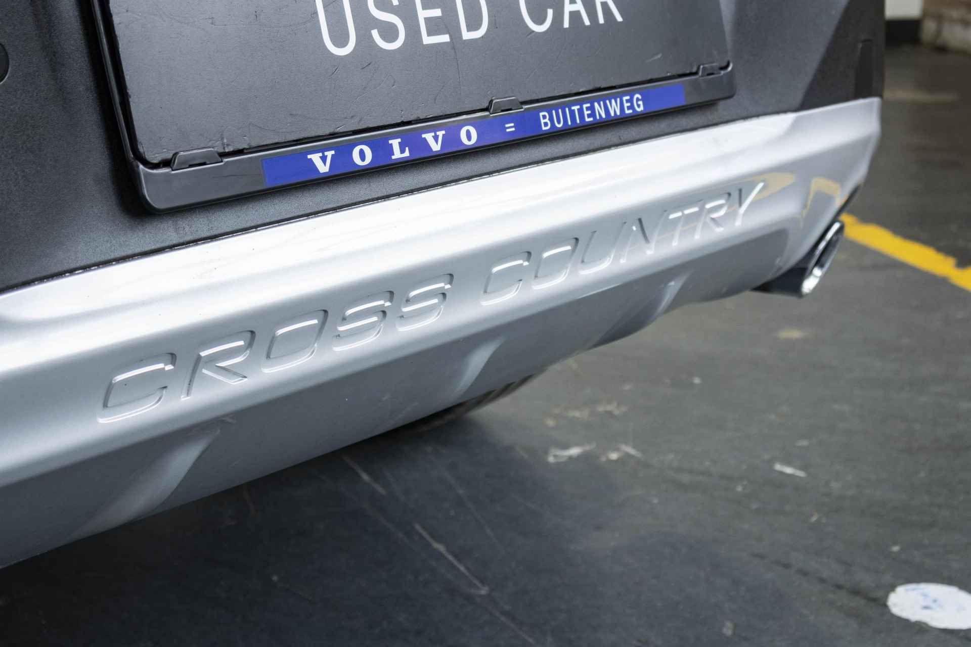 Volvo V40 Cross Country T3 Automaat Dynamic Edition | 1e eigenaar | Dealer onderhouden | Lederen bekleding | Stoelverwarming | Navigatie | Parkeersensoren achter | High Performance audio | Stoelverwarming - 16/35