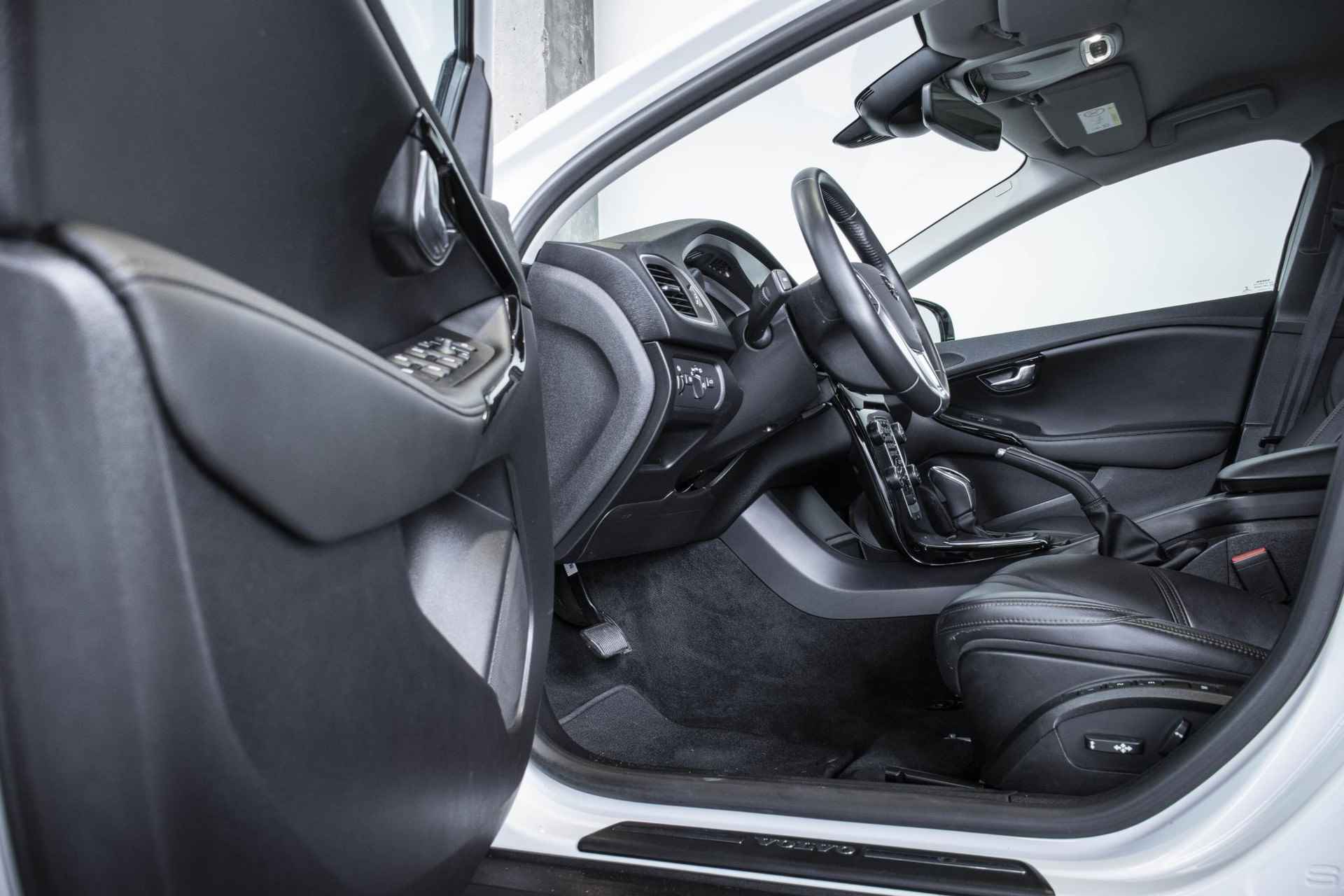 Volvo V40 Cross Country T3 Automaat Dynamic Edition | 1e eigenaar | Dealer onderhouden | Lederen bekleding | Stoelverwarming | Navigatie | Parkeersensoren achter | High Performance audio | Stoelverwarming - 18/35