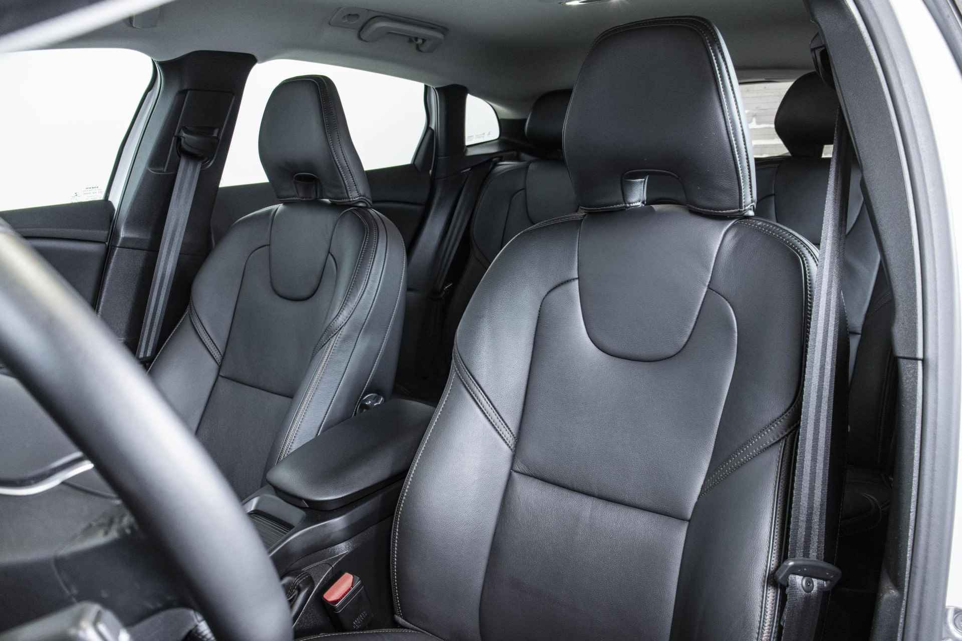 Volvo V40 Cross Country T3 Automaat Dynamic Edition | 1e eigenaar | Dealer onderhouden | Lederen bekleding | Stoelverwarming | Navigatie | Parkeersensoren achter | High Performance audio | Stoelverwarming - 19/35