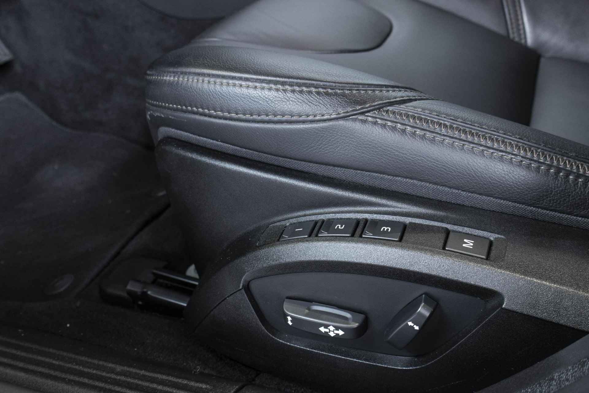 Volvo V40 Cross Country T3 Automaat Dynamic Edition | 1e eigenaar | Dealer onderhouden | Lederen bekleding | Stoelverwarming | Navigatie | Parkeersensoren achter | High Performance audio | Stoelverwarming - 20/35