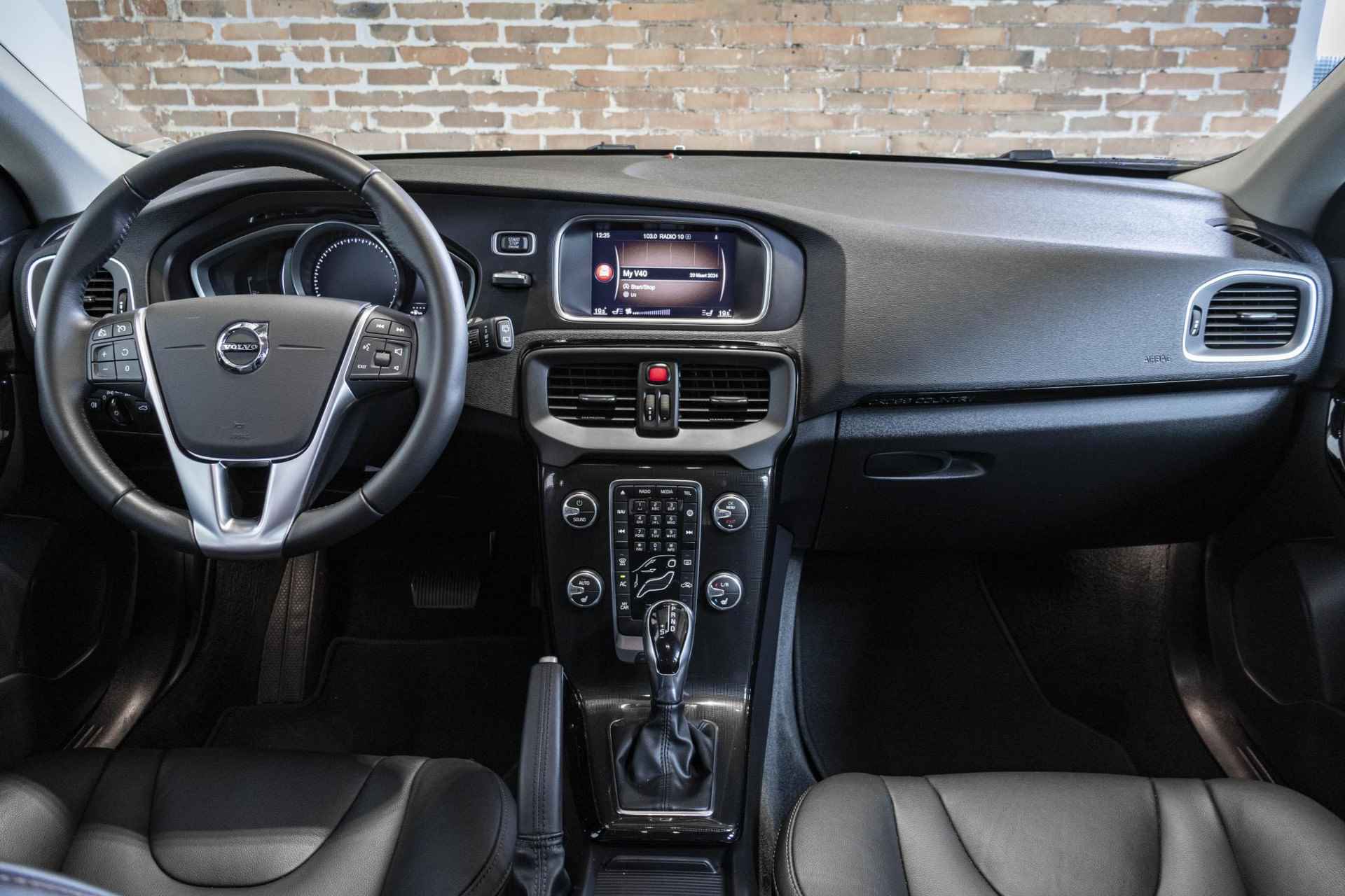 Volvo V40 Cross Country T3 Automaat Dynamic Edition | 1e eigenaar | Dealer onderhouden | Lederen bekleding | Stoelverwarming | Navigatie | Parkeersensoren achter | High Performance audio | Stoelverwarming - 21/35