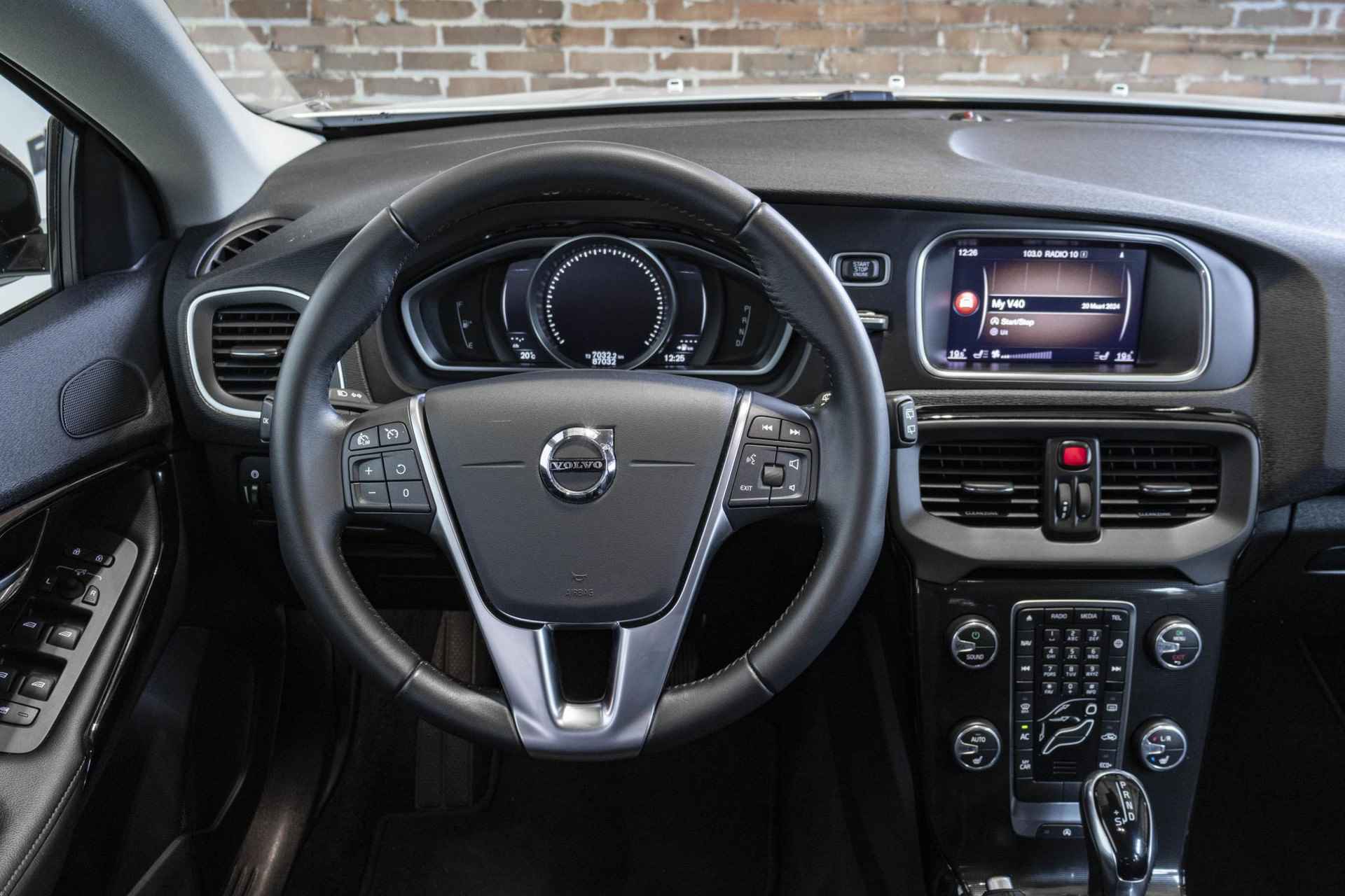 Volvo V40 Cross Country T3 Automaat Dynamic Edition | 1e eigenaar | Dealer onderhouden | Lederen bekleding | Stoelverwarming | Navigatie | Parkeersensoren achter | High Performance audio | Stoelverwarming - 22/35